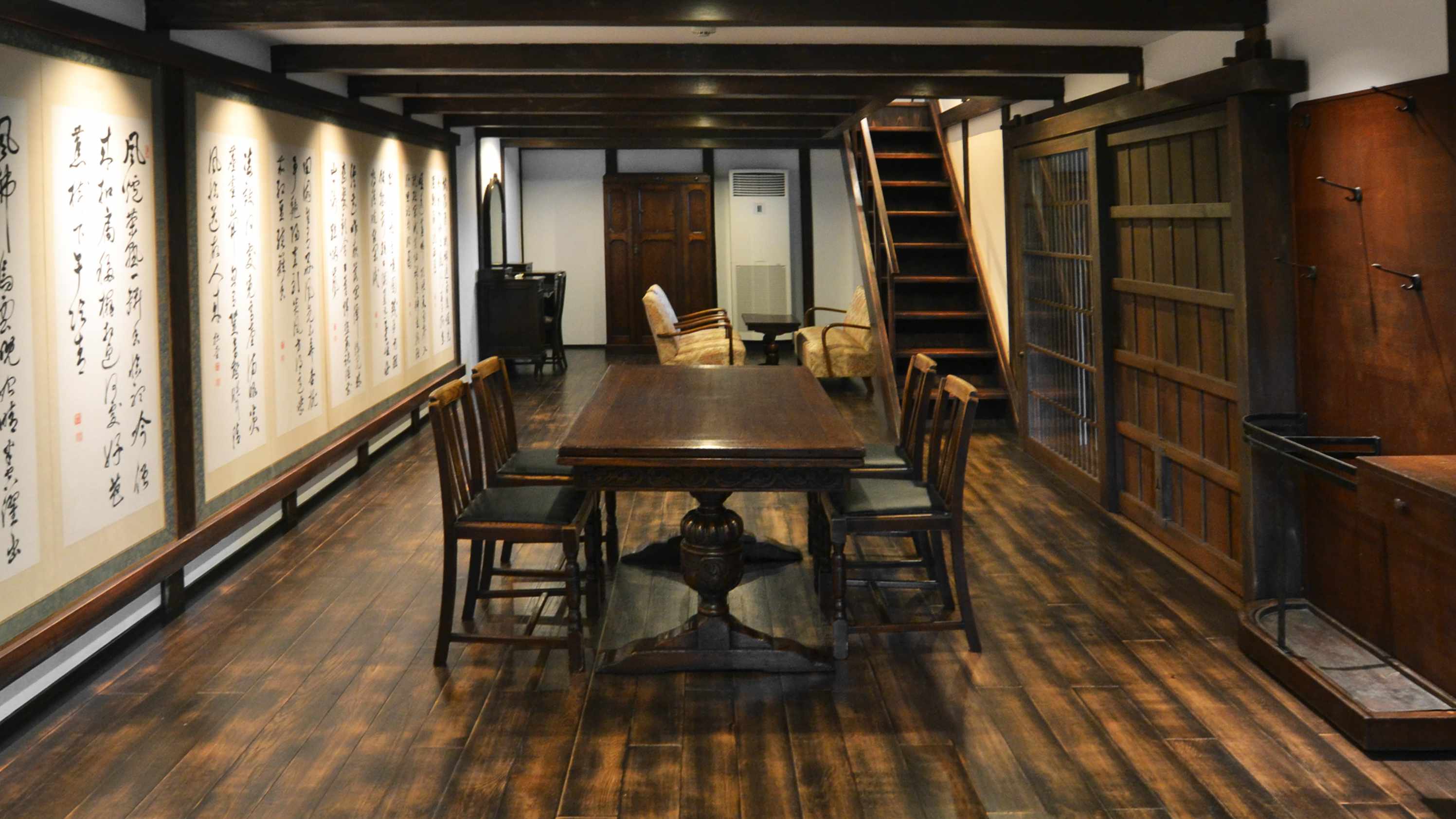 ～リビング棟は2階建て、1階スペースは椅子テーブルで～