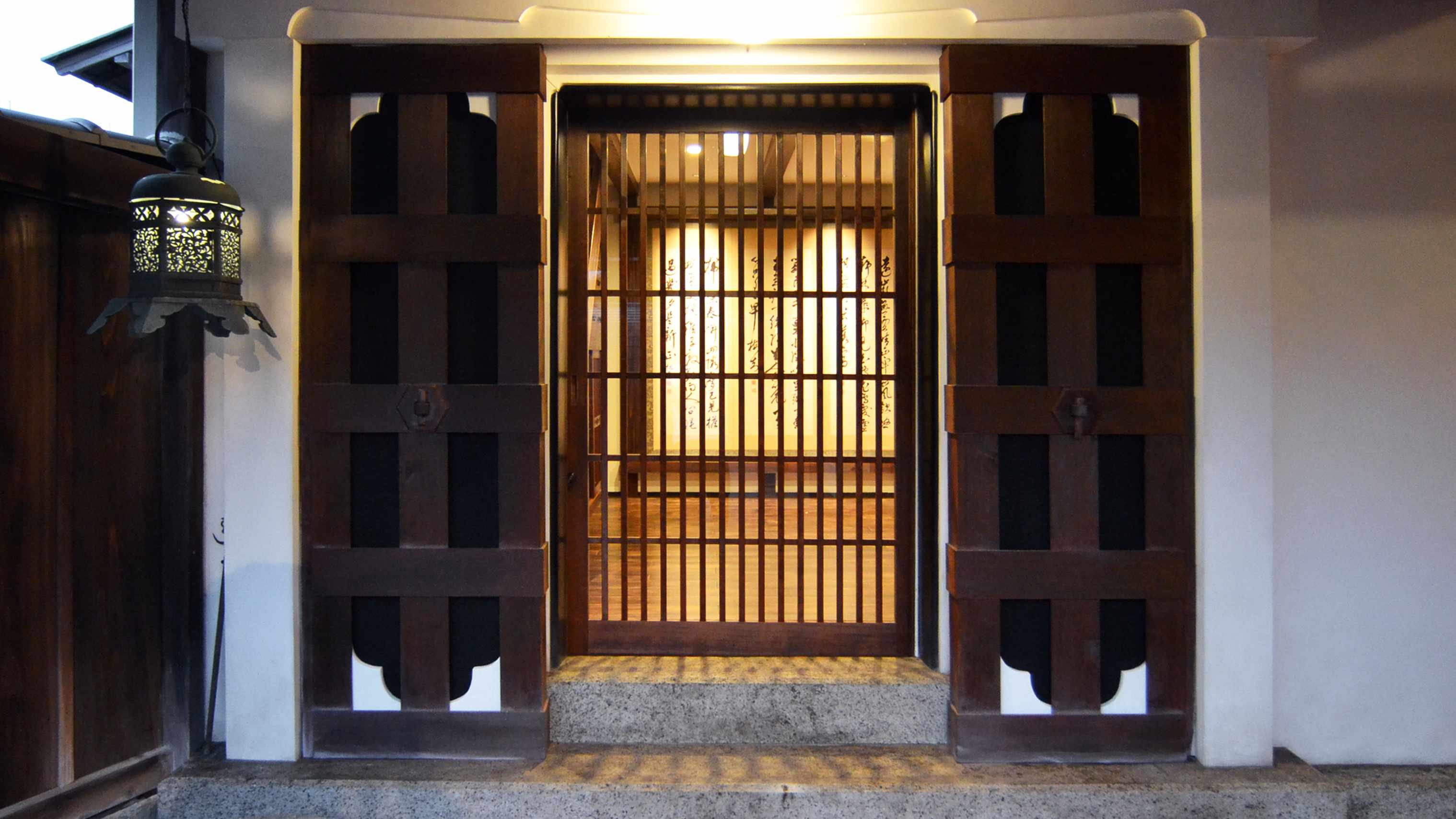 ～リビングエリアへの入り口～2階には大型テレビを配置、布団を敷いて大人数での宿泊も。