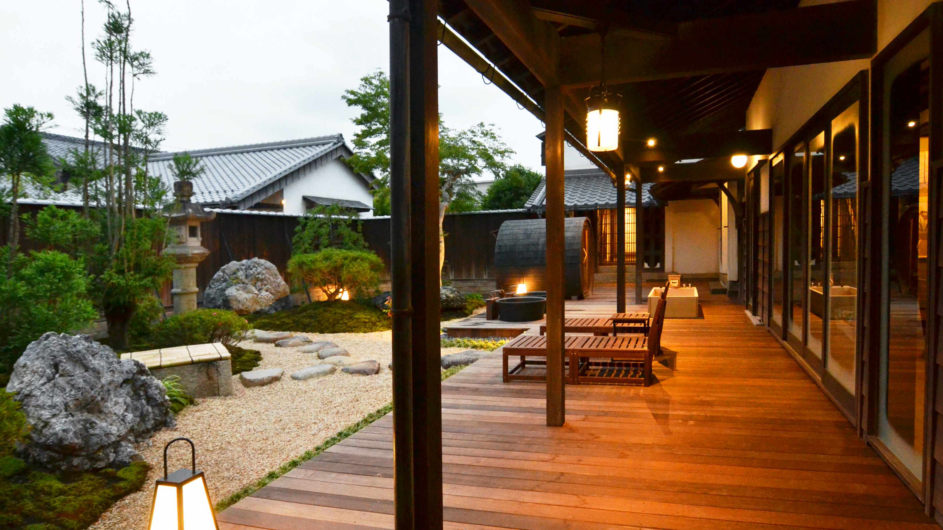 ～ウッドデッキから望む中庭～プライベートエリア専用の中庭もゆとりの面積を。