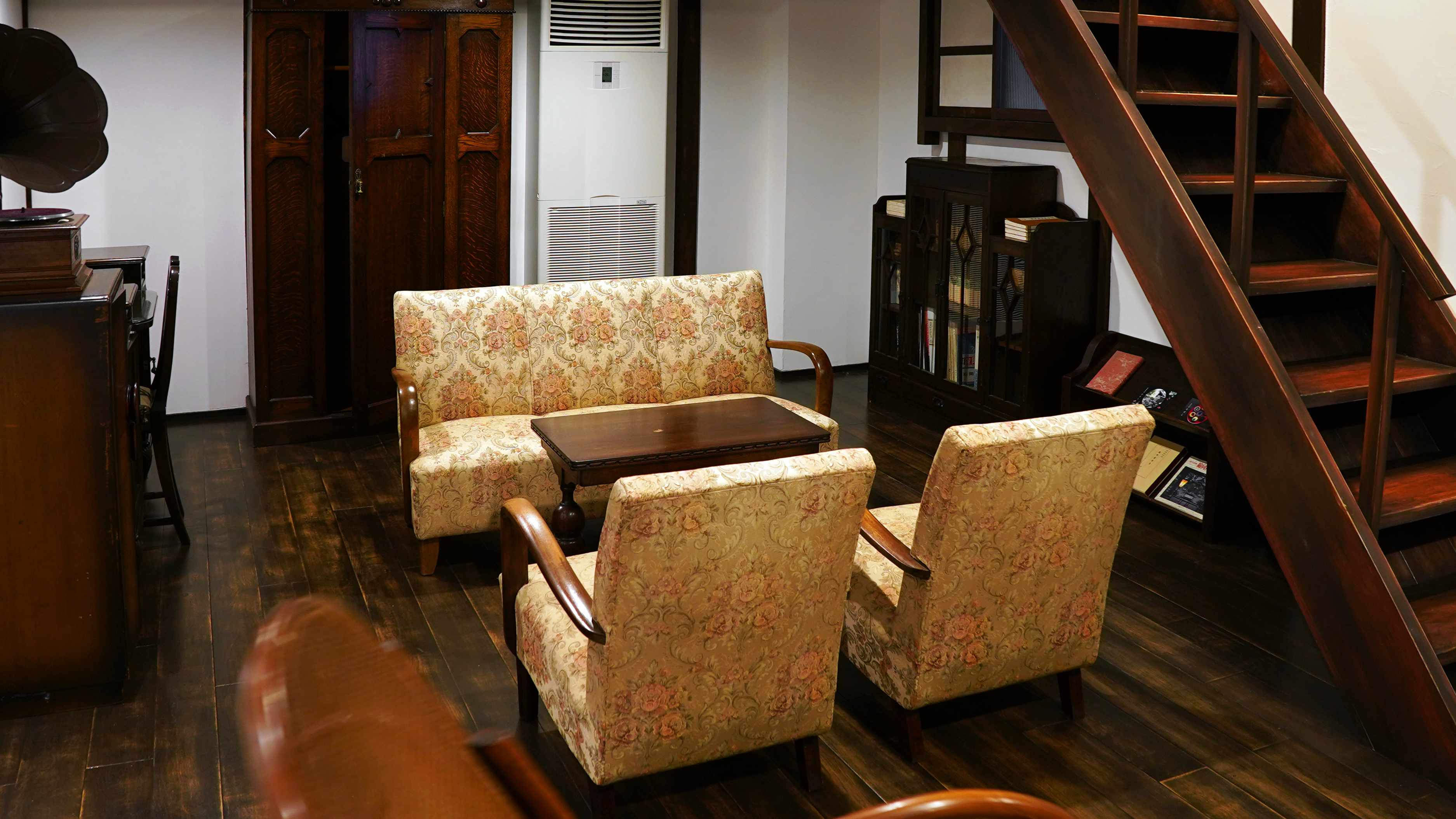 ～リビングエリアのソファ～実際に鳴る蓄音機は初めて聴く音色をかなでる。