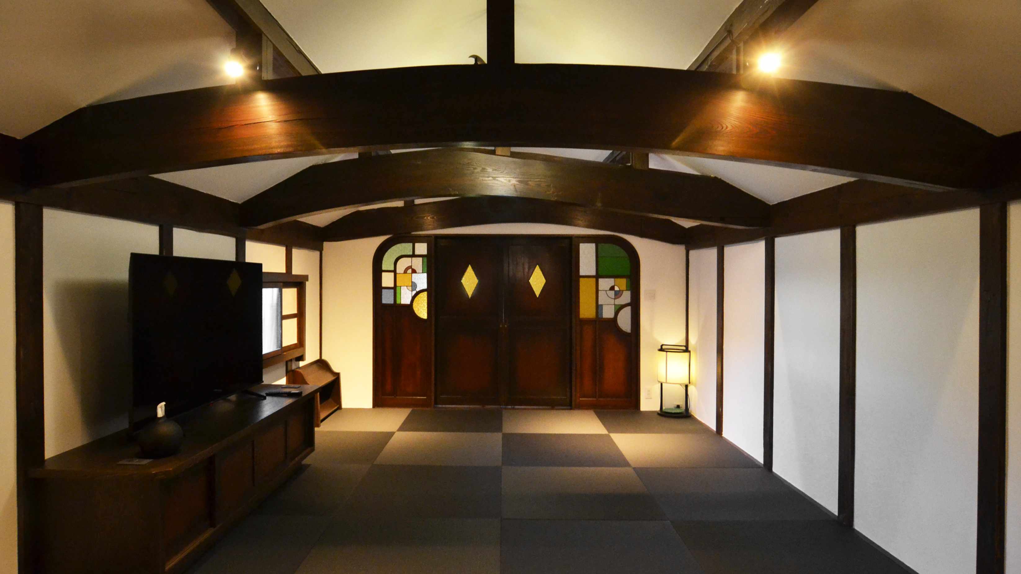 ～リビング棟の2階スペースには大型テレビと畳スペース、3名様以上はこちらに布団を敷きます～