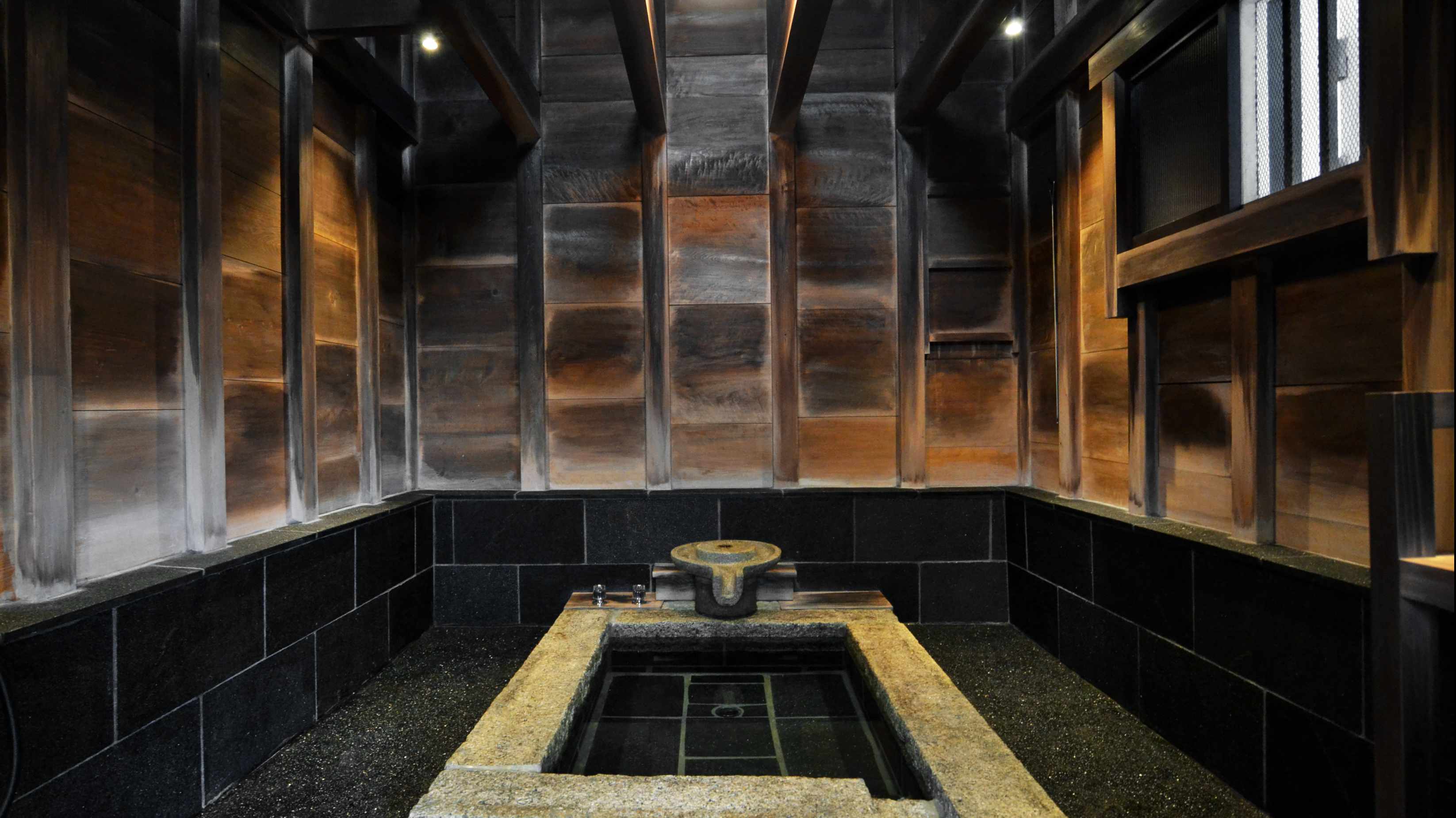 ～蔵の中にたたずむ石造りの浴槽、ここでしか味わえない空気感をどうぞ～