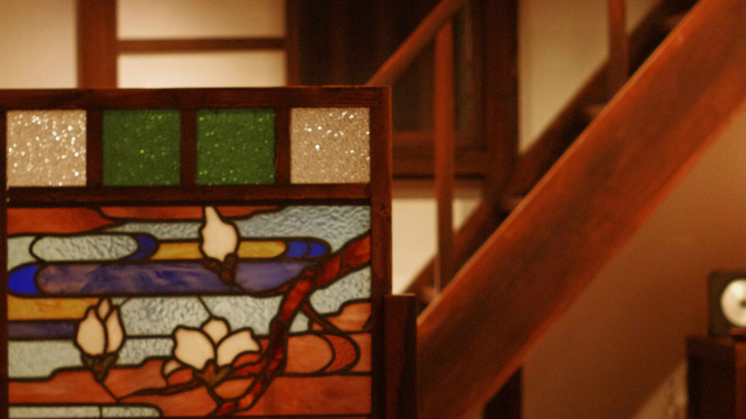 ～日本製のステンドグラスを使った仕切り～