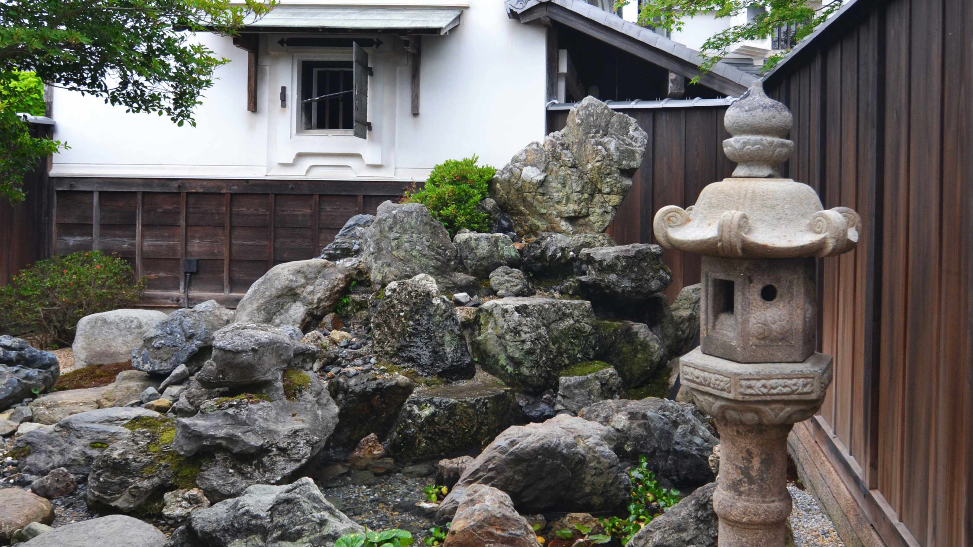 ～巨岩の滝と石灯篭～