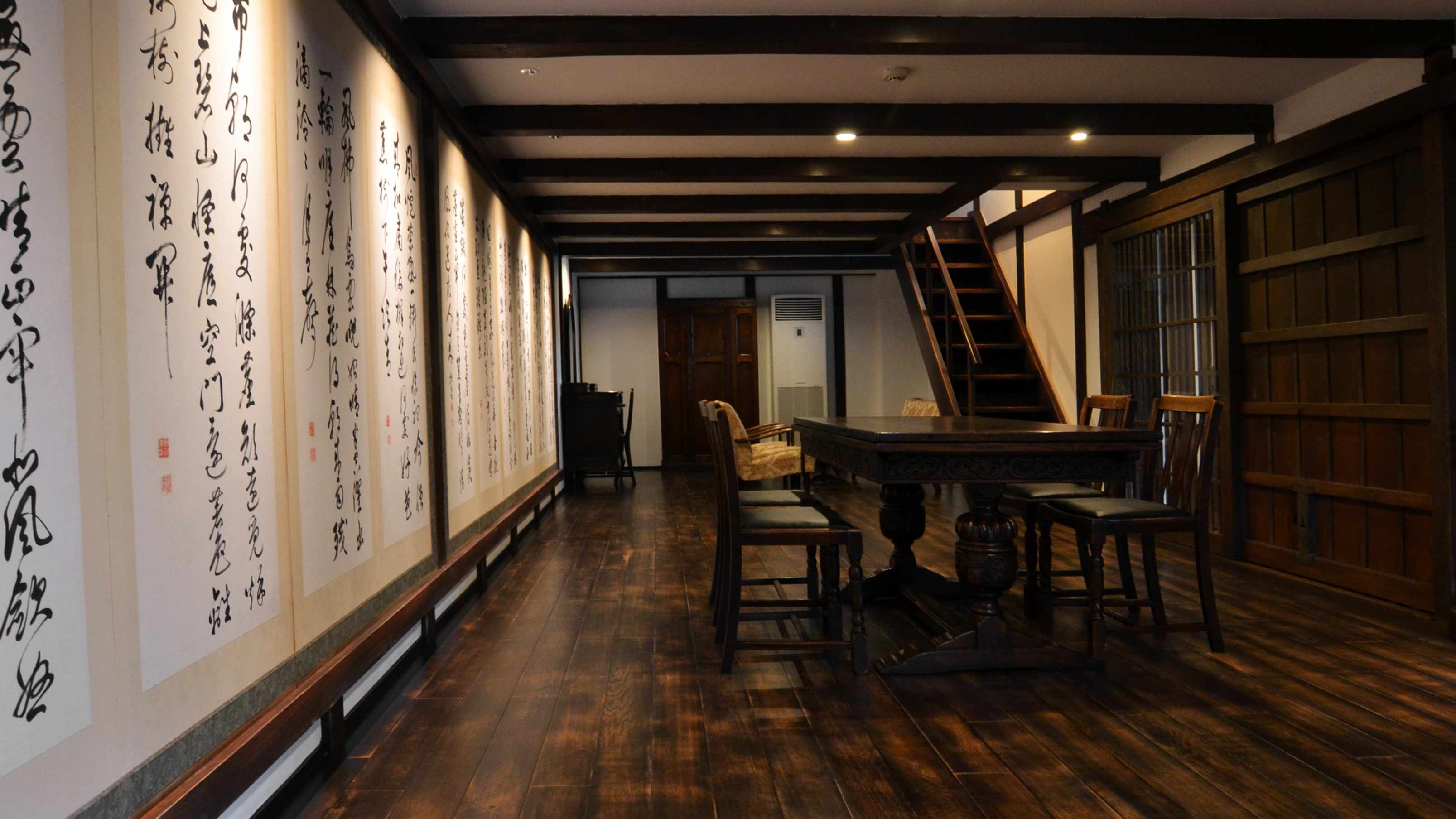 ～リビング棟の1階部分は椅子テーブル、実際に鳴る蓄音器も～