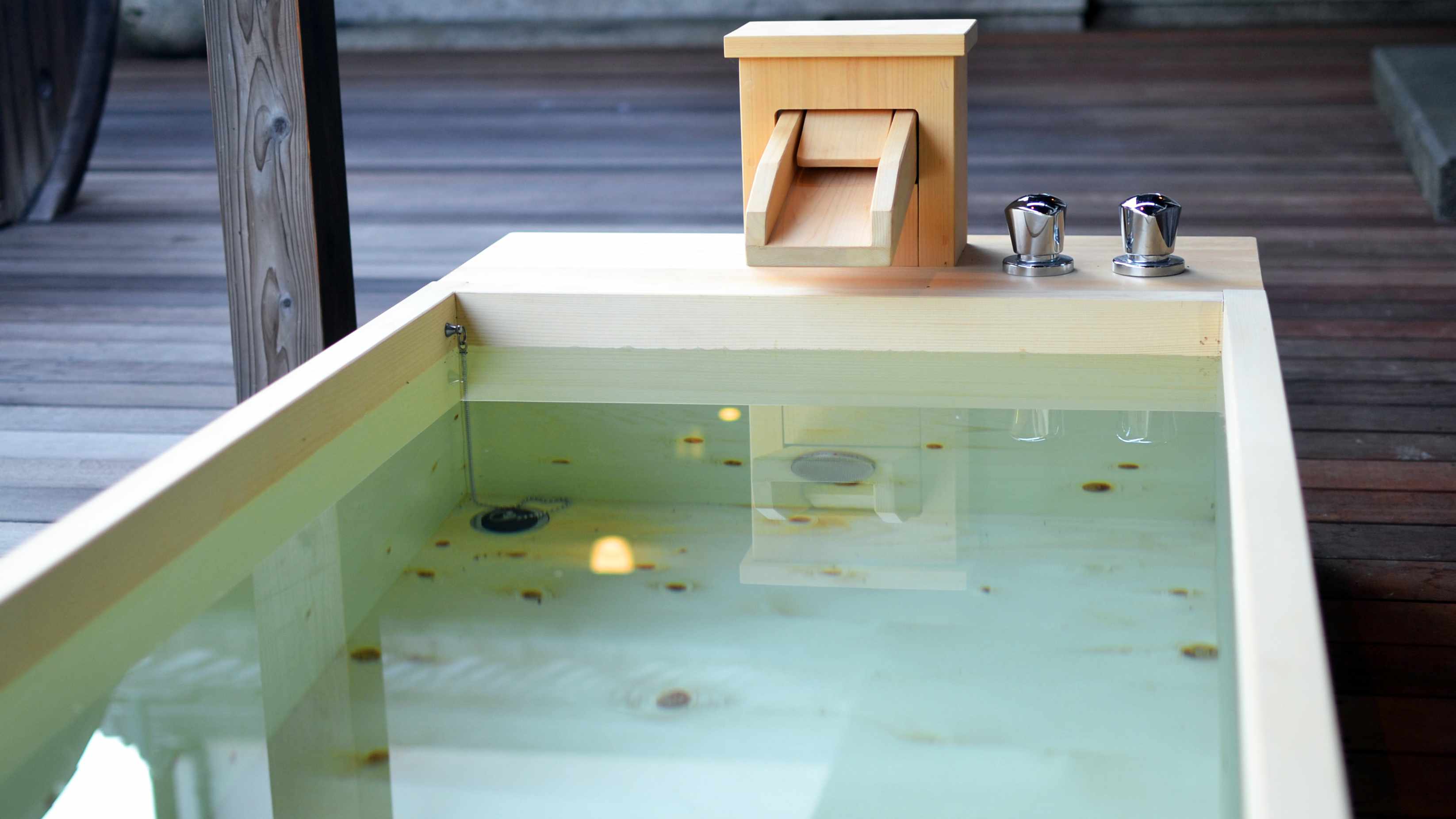 ～きっちりと組み上げられた檜風呂～檜の香をたのしみながらの入浴に癒される。