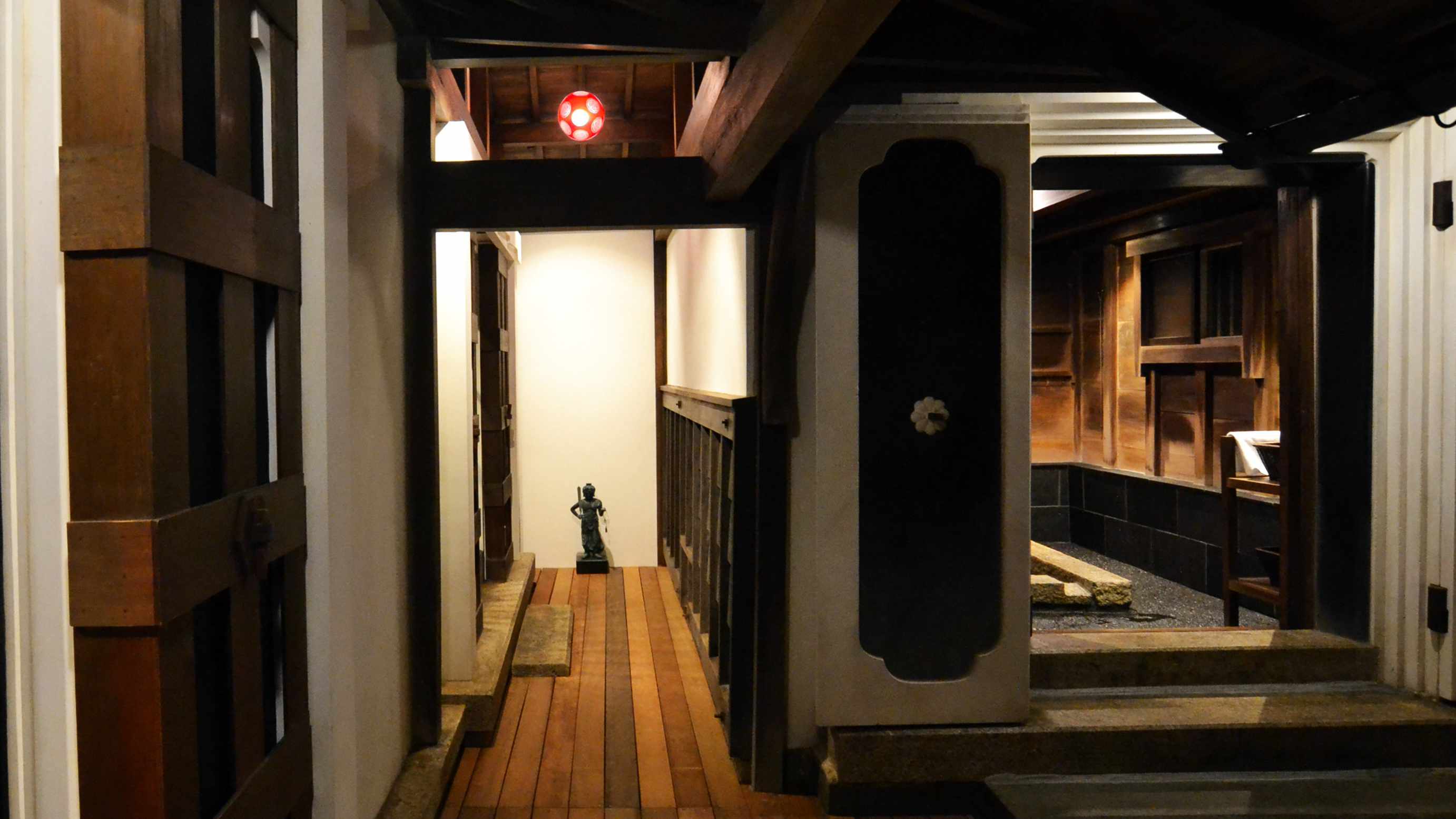 ～蔵風呂の脇の通路奥にたたずむ一体の像～
