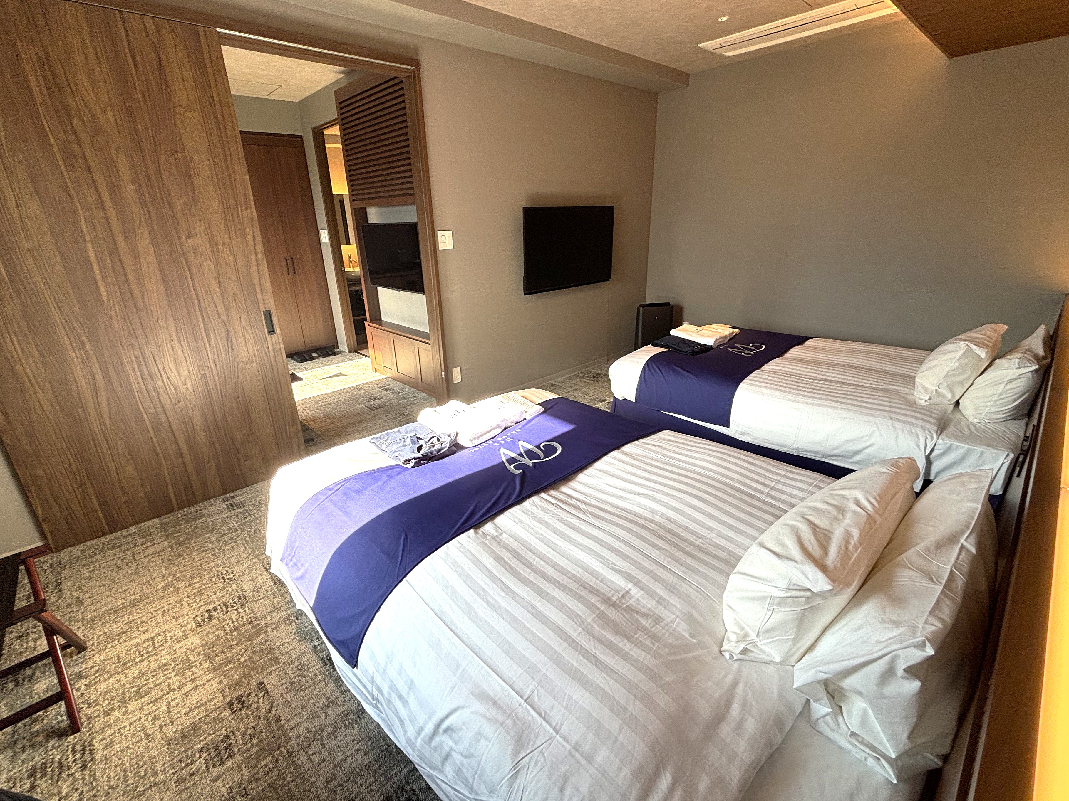 【セミスイート】西川布団と140cm幅の大型ベッド♪