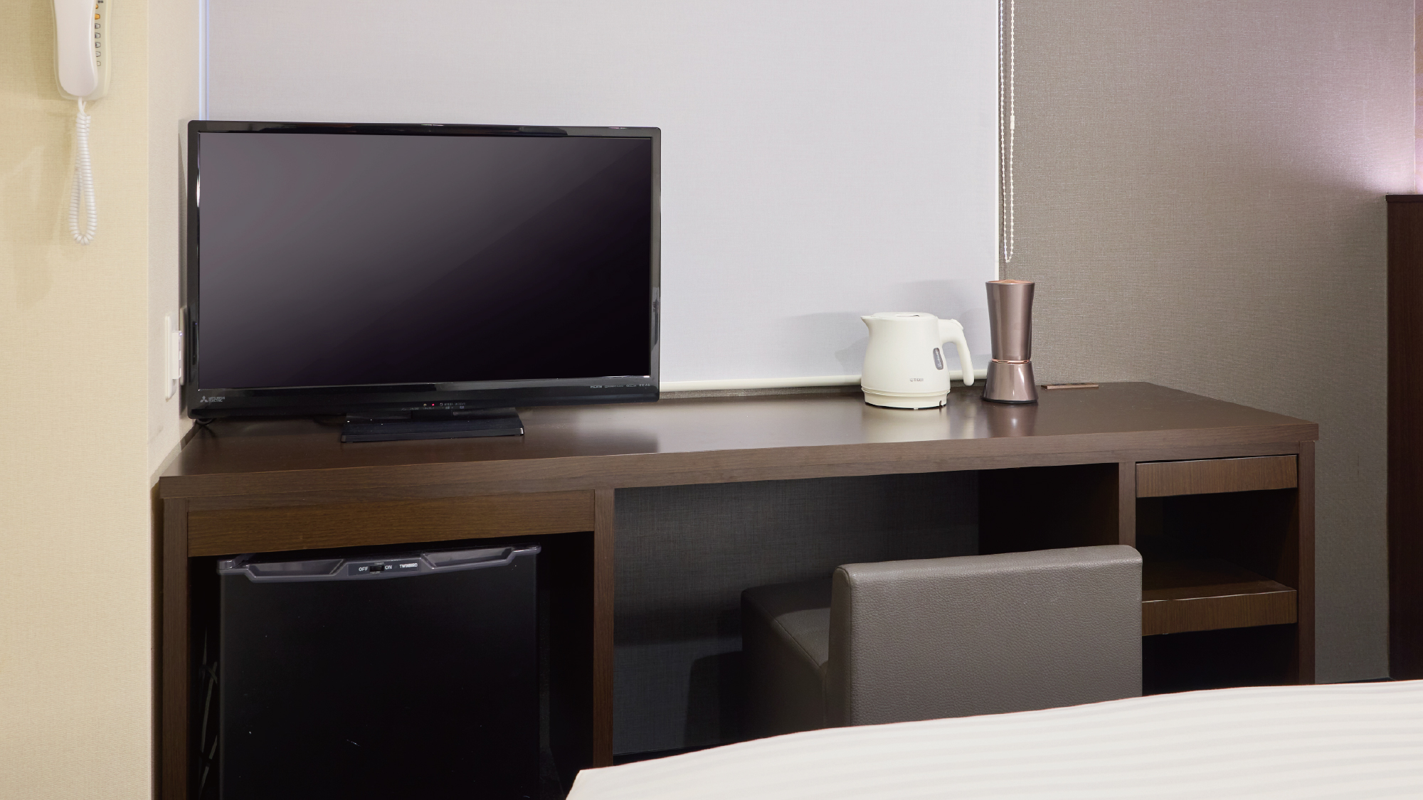 お部屋備品（テレビとデスク）