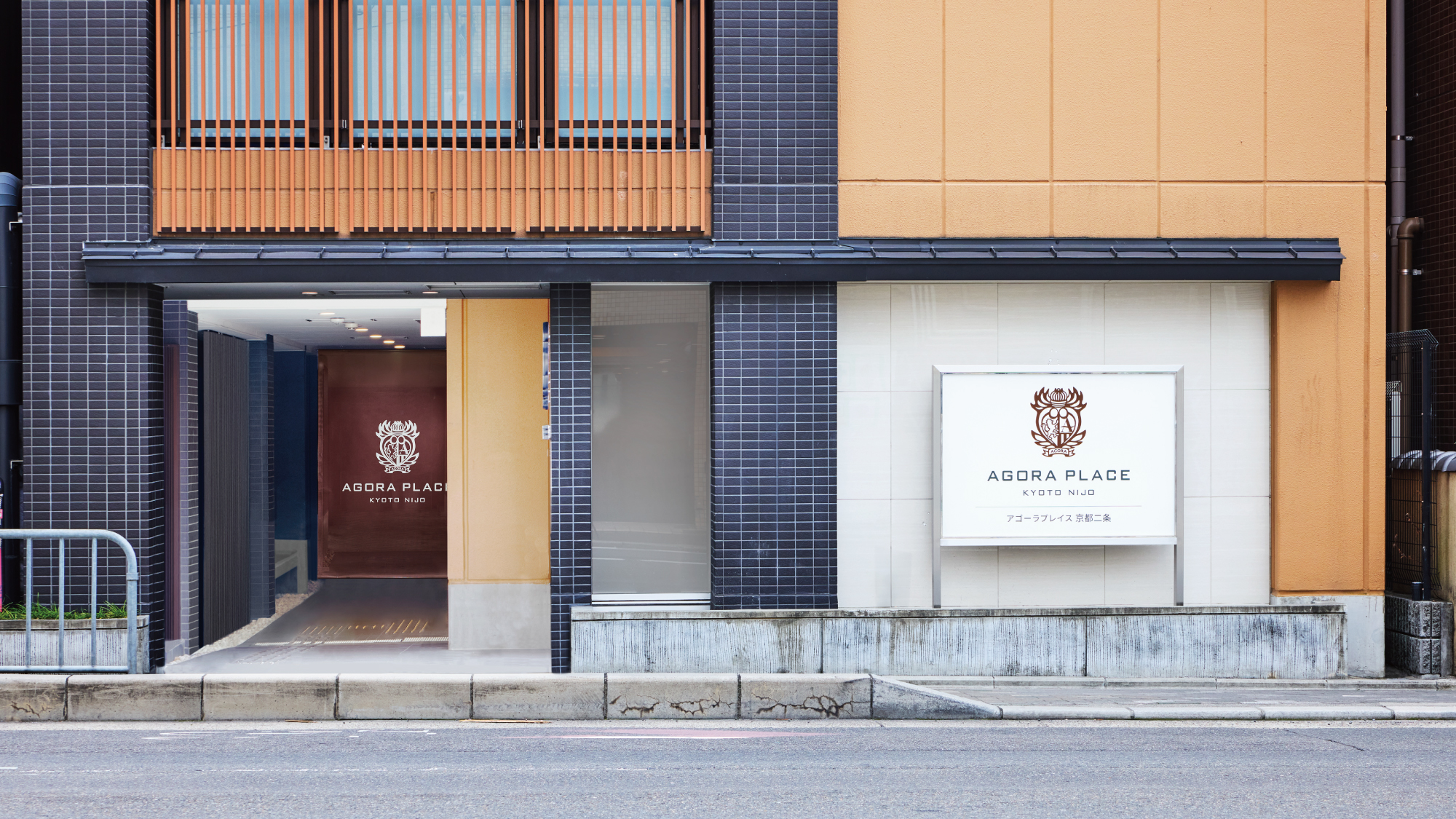 通りからはホテルのロゴが目印！