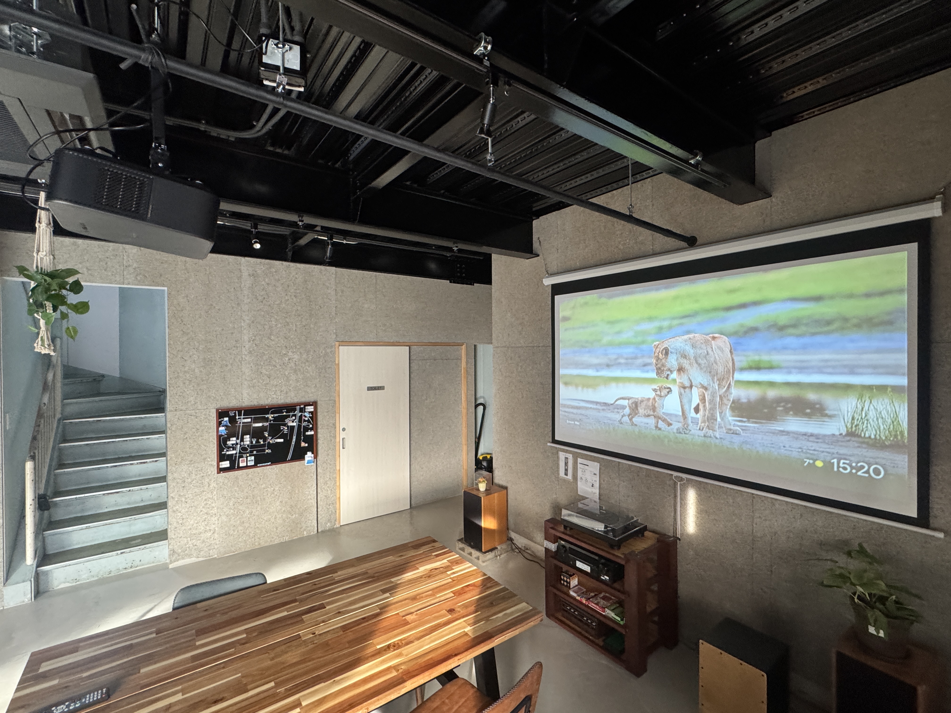 【FACILIITY】 ●　無料Wi-Fi（高速・ワーケーション対応） ●　100インチプロジェクター （Netflix、Hulu他） ●　 Bluetoothオーディオ