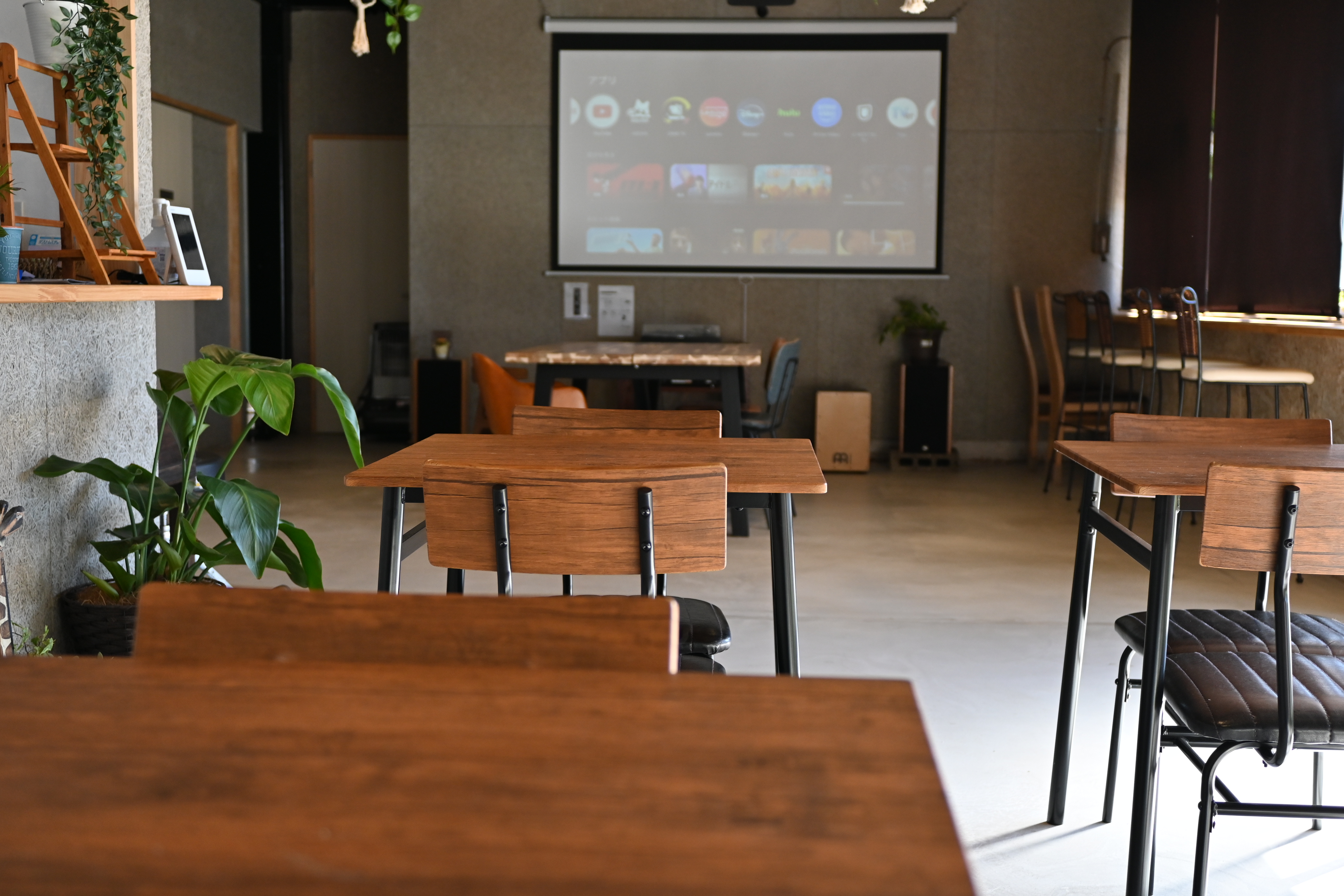 【FACILIITY】 ●　無料Wi-Fi（高速・ワーケーション対応） ●　100インチプロジェクター （Netflix、Hulu他） ●　 Bluetoothオーディオ