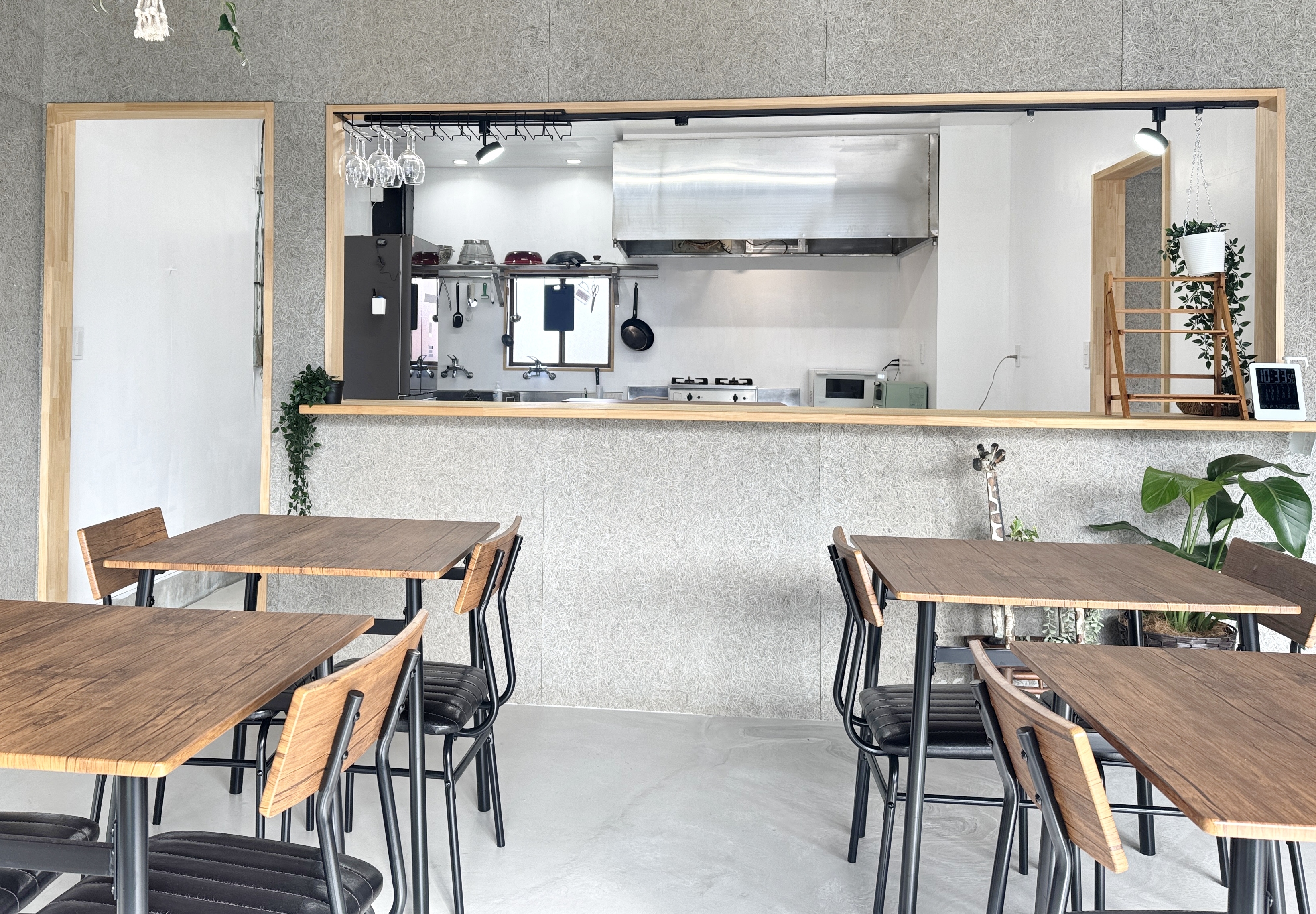 【 KITCHEN AMENITIES】 ●　大人数用食器 ●　調理器具 ●　冷蔵庫、電子レンジ ●　アラジントースター ●　電気ポット  