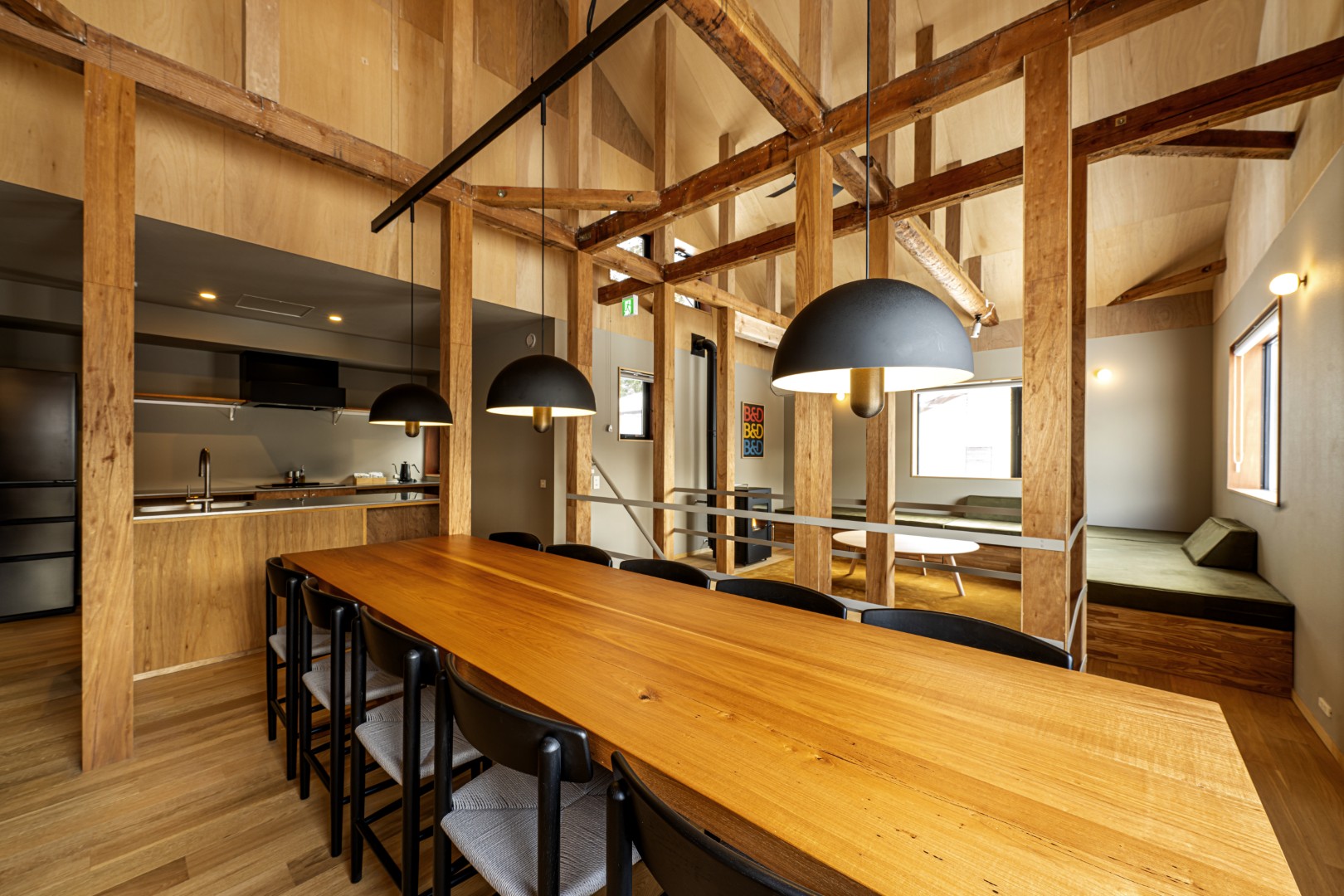 ゲスト皆でテーブルを囲んでお食事を楽しめる、大きなテーブル付き。備え付けのキッチンでお料理をしたり、1階の&Deliでテイクアウトしたり、お鍋をレンタルしてパーティーをしたり。ご家族やお仲間で楽しむのにぴったりなスペースです。