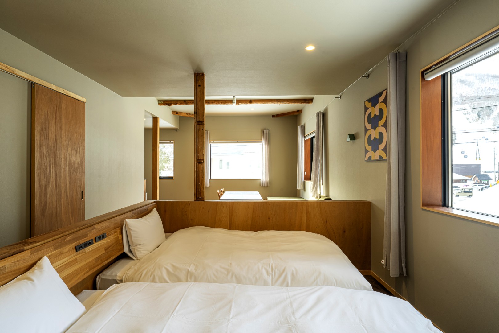 ジュニアスイートはゆったりセミダブルベッドをご用意しております。（4名でご宿泊の場合、2名はソファーベッドのご用意となります）