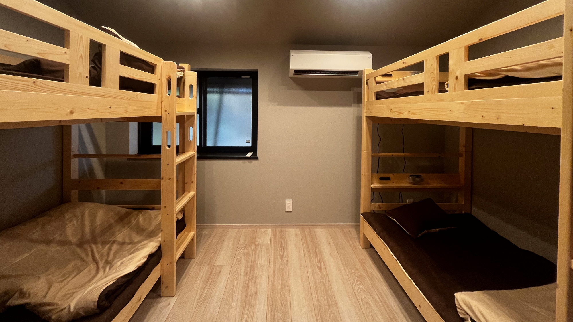 *【女性専用ドミトリー】4名様までご利用可能。各ベッドにはコンセント設置あり。