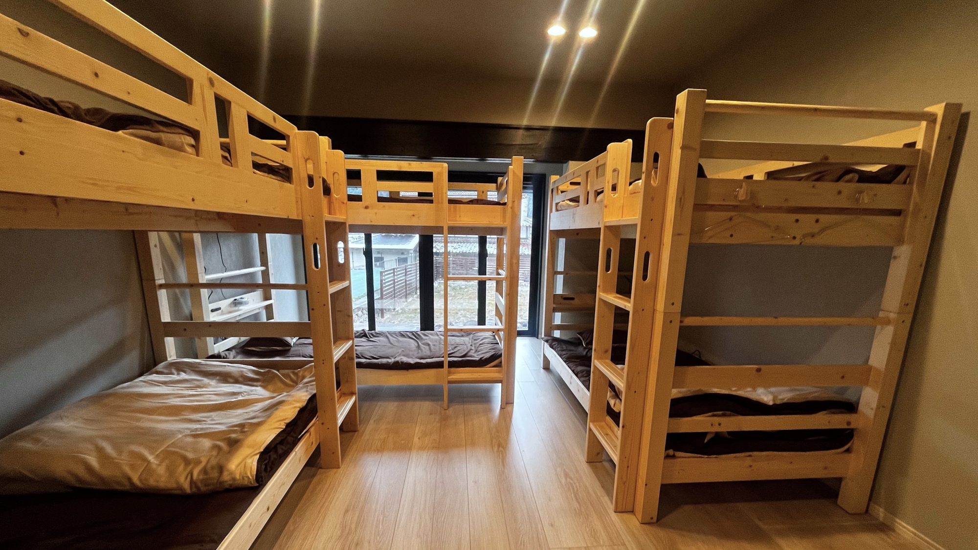 *【男性用ドミトリー】6名様までご利用可能。各ベッドにはコンセント設置あり。