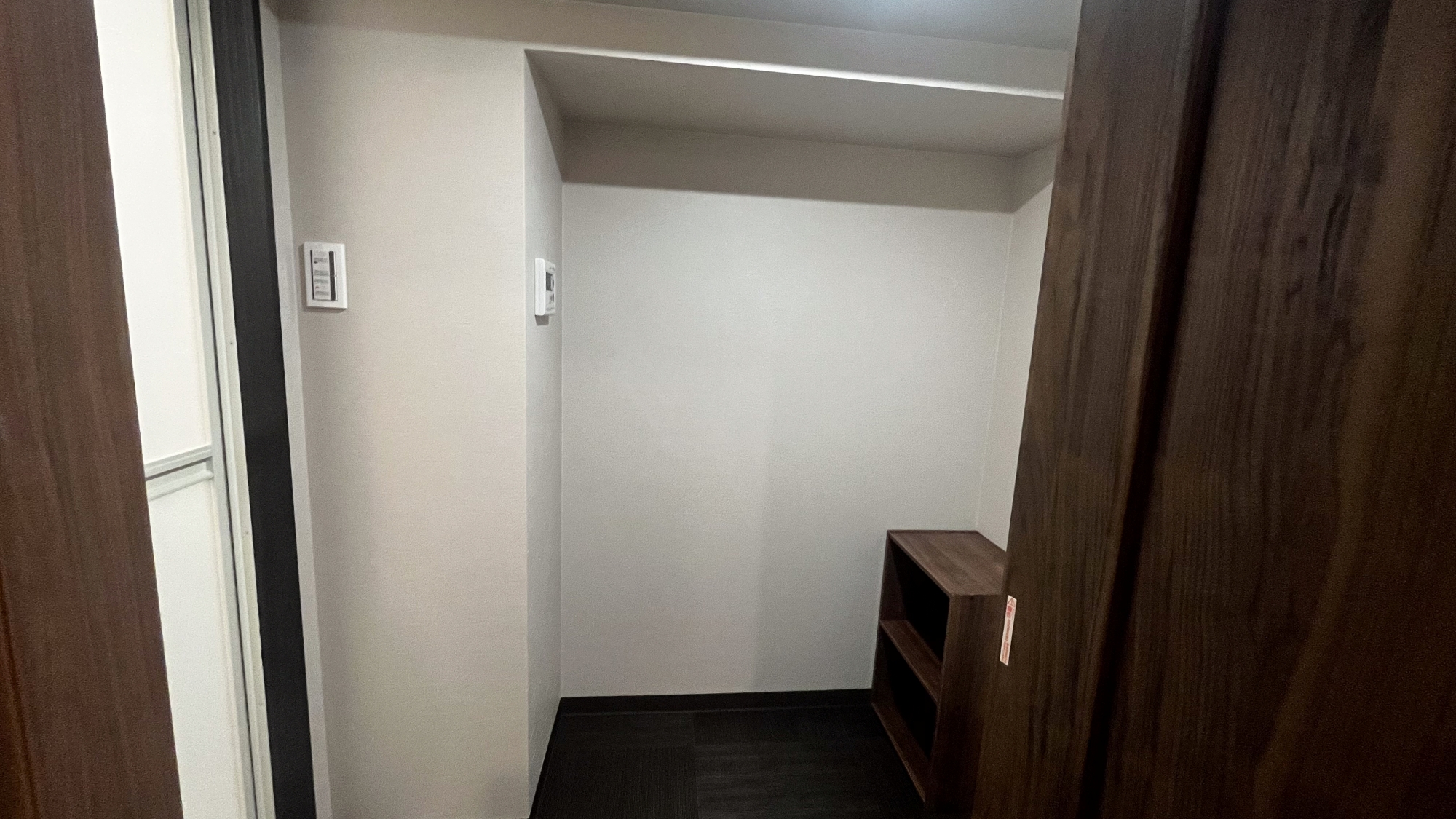 *【脱衣室】各シャワールームに併設。施錠もできるので、安心してご利用いただけます。