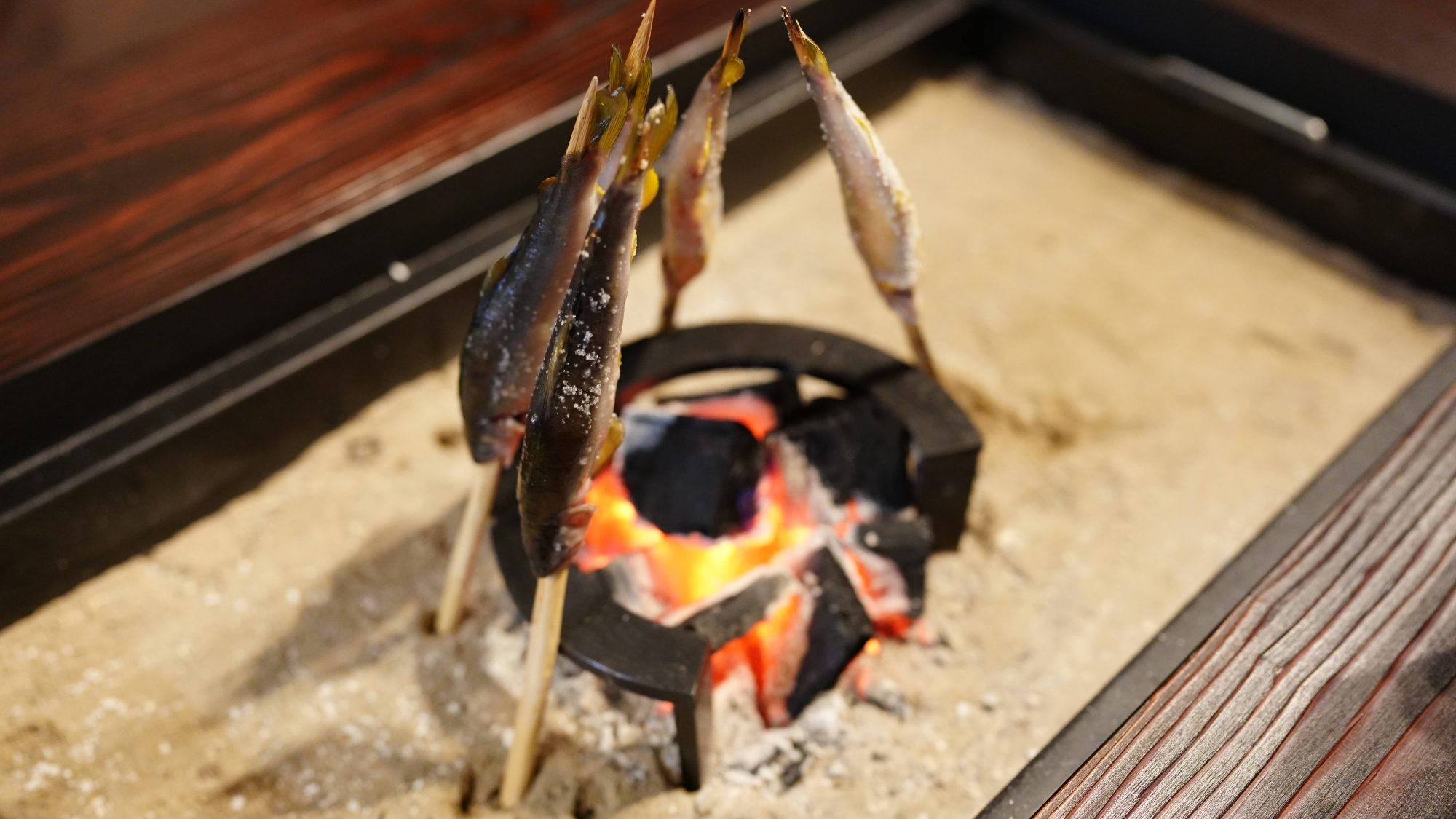 *【囲炉裏】炭火でふっくらと焼き上がった鮎は、地酒との相性も抜群です。（別途有料）