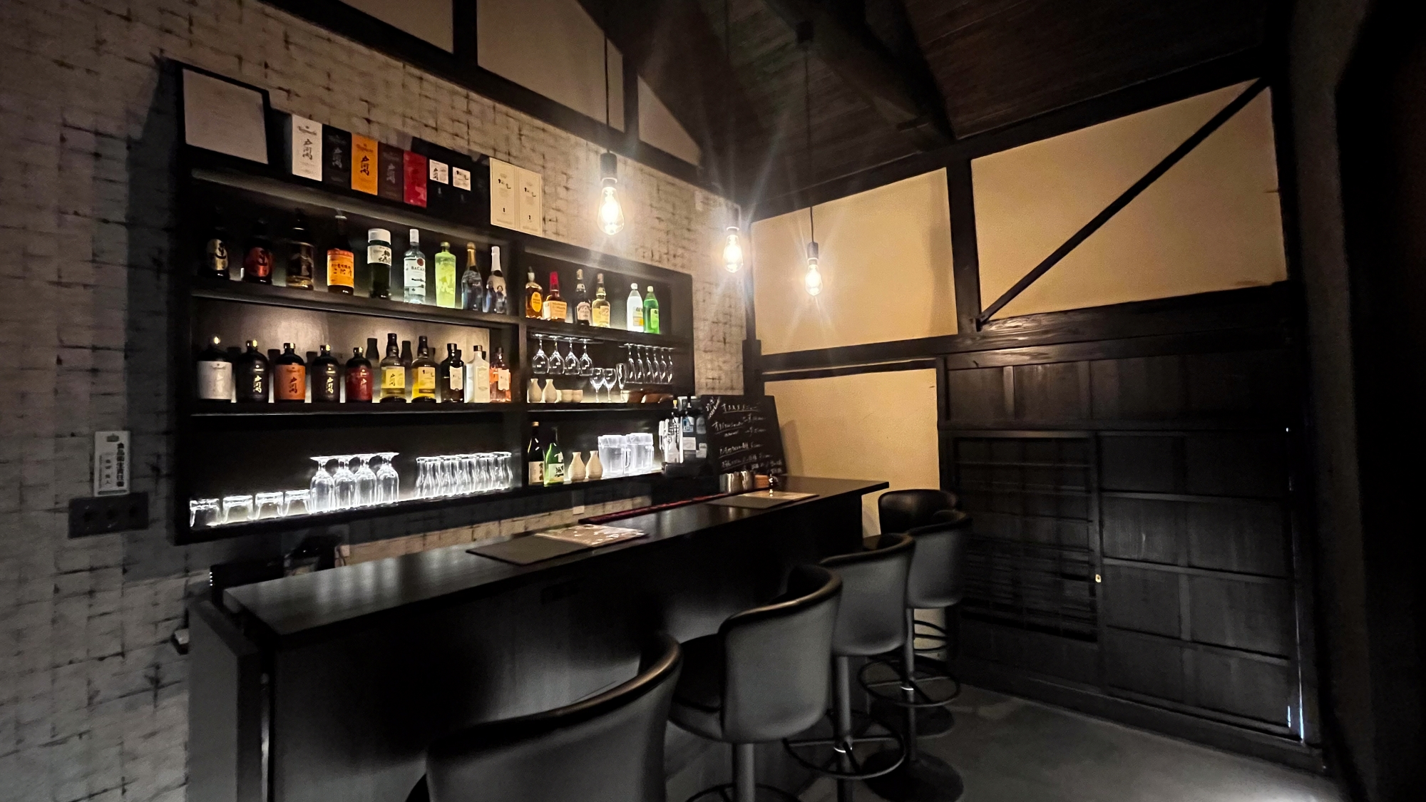 *【BAR】古民家をリノベーションした落ち着きある空間。地酒をはじめ、各種お酒をお楽しみいただけます