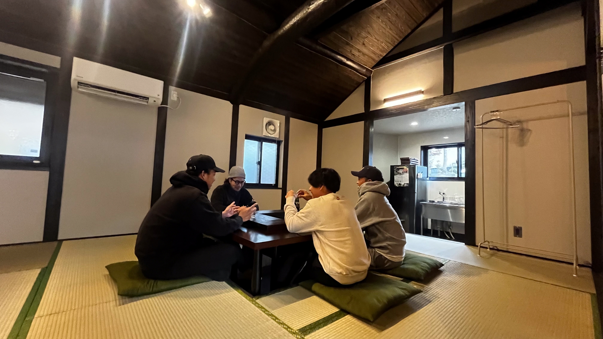 【コミュニティルーム】囲炉裏を囲んで楽しむ、古民家ならではの特別なひととき。