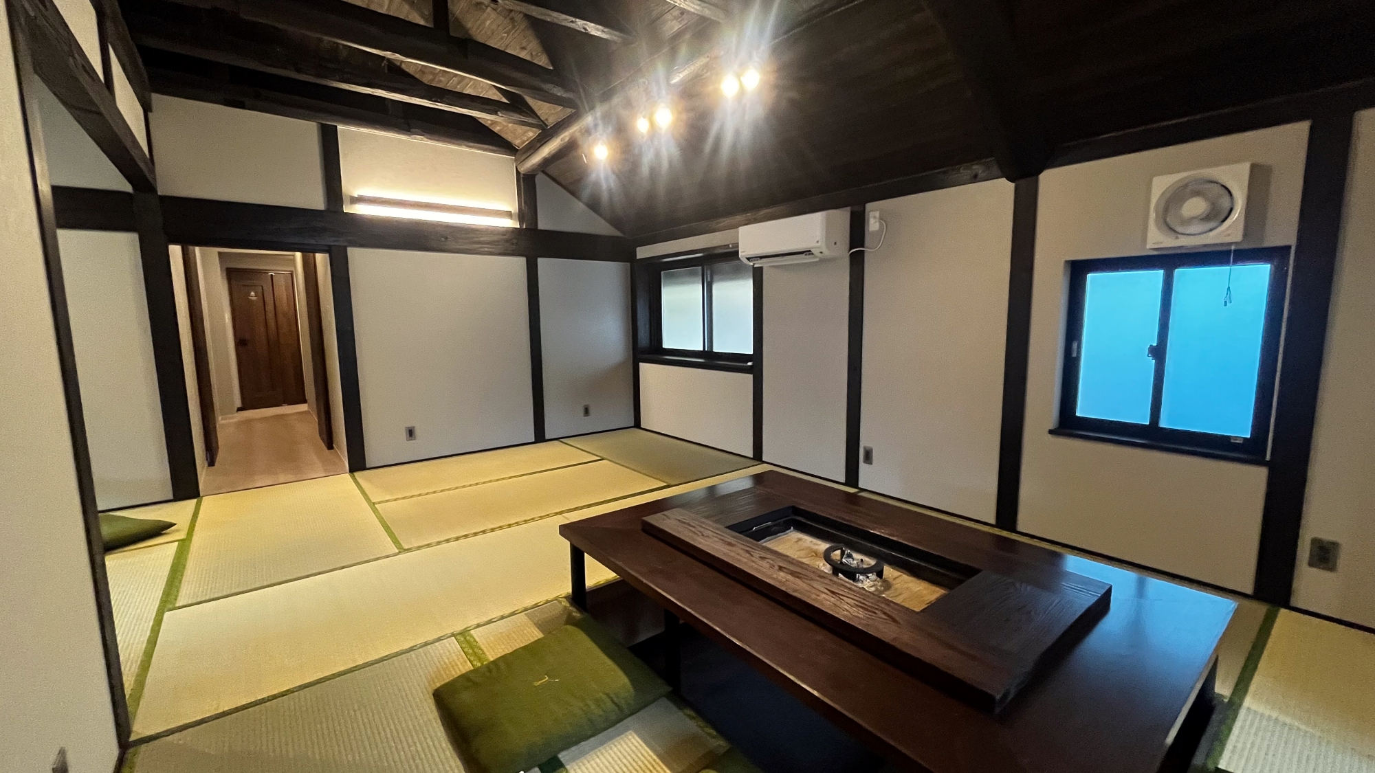 *【コミュニティルーム】囲炉裏があり落ち着いた雰囲気の館内。のんびりとおくつろぎください。