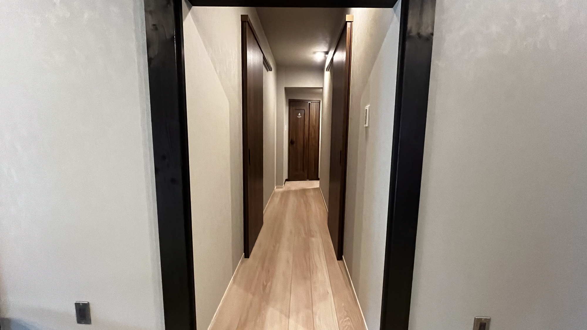 *【館内一例】廊下。リノベーションしたてなので、館内は新しく清潔です。