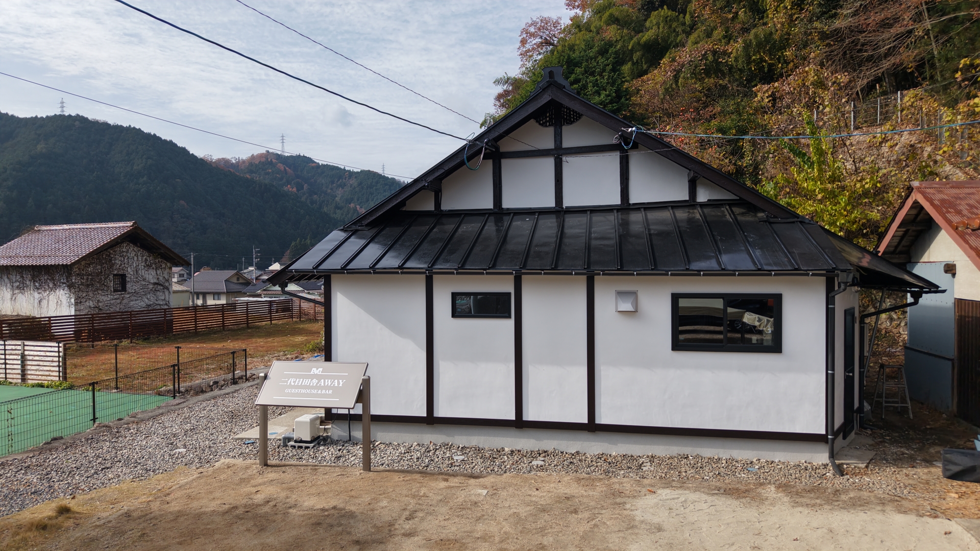 *【外観】ゲストハウス＆BAR 二代目田舎AWAYへようこそ！駐車スペースも広々ご用意しております。