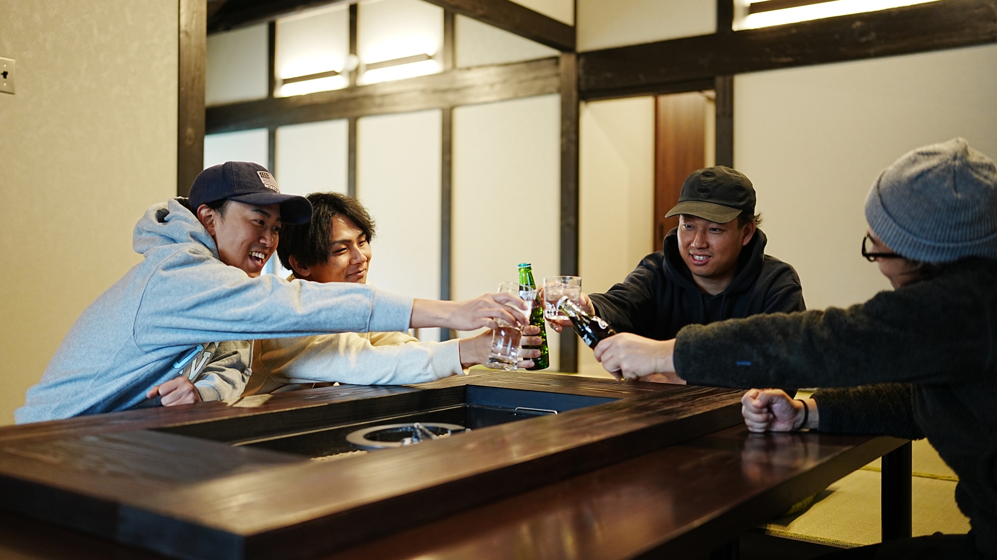 *【コミュニティルーム】囲炉裏を囲んで乾杯！宿泊者同士の交流を楽しめるのもゲストハウスならでは。