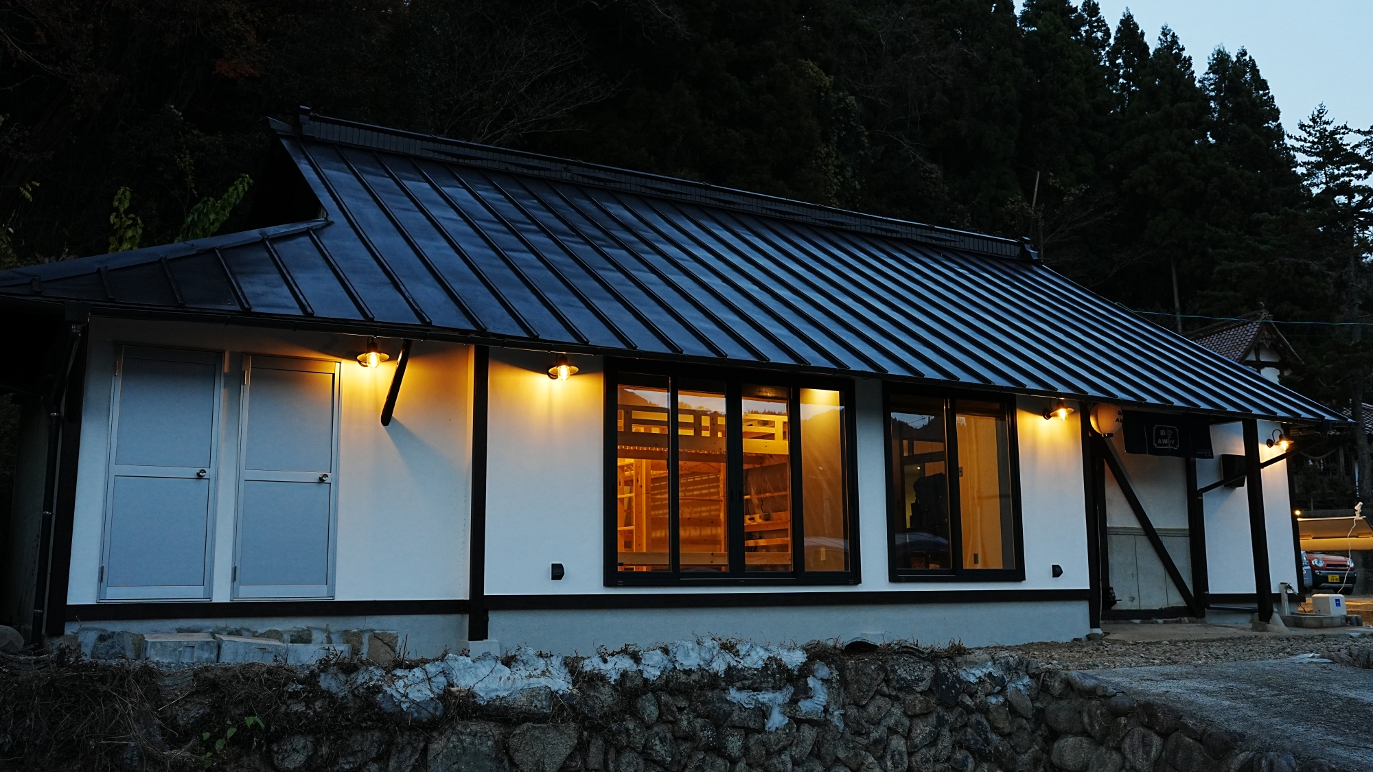 *【夜の外観】&ldquo;灯り&rdquo;となって人が集い、また来たいと思える居場所をつくります。