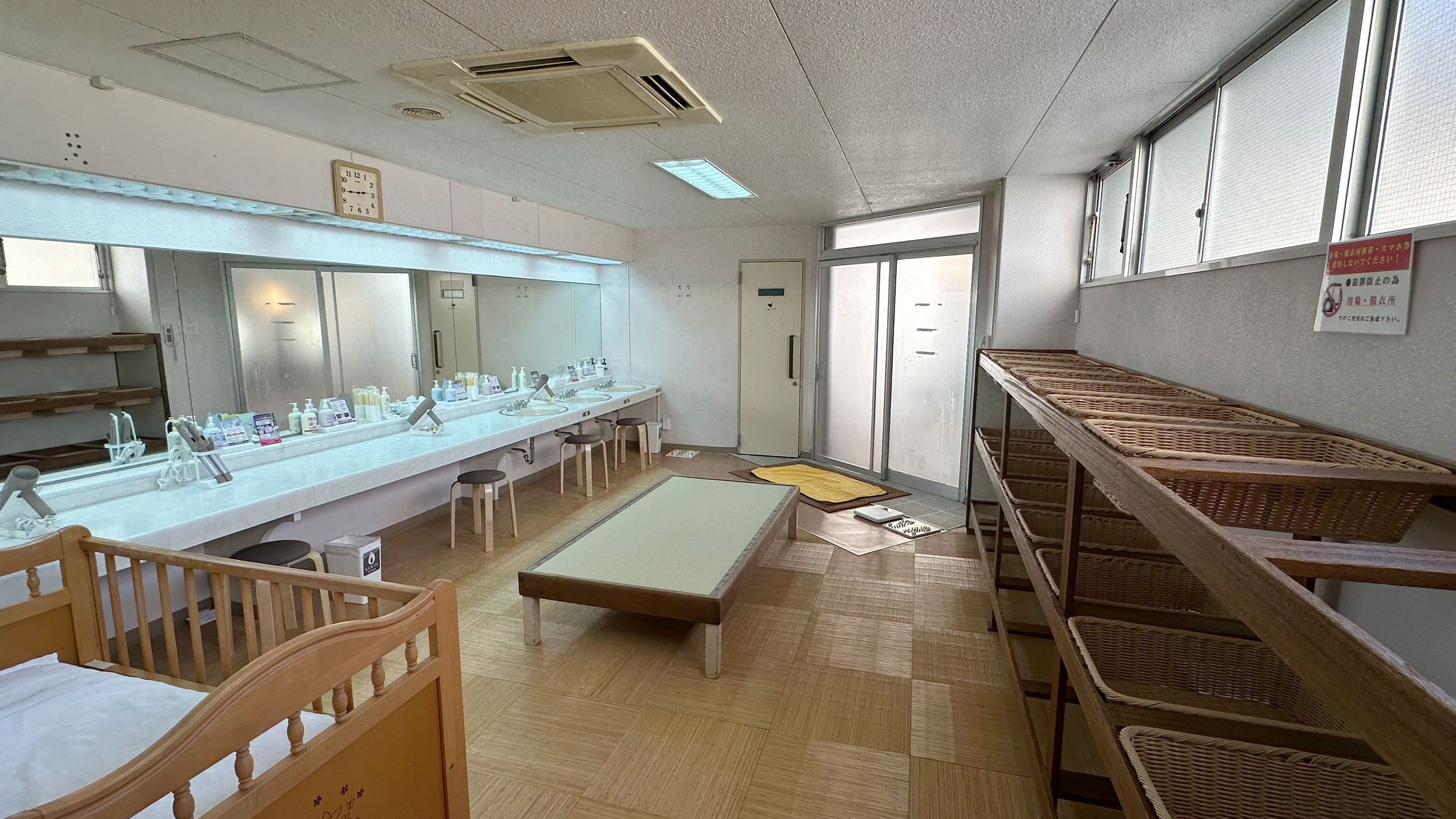 ＜温泉浴場＞脱衣スペース