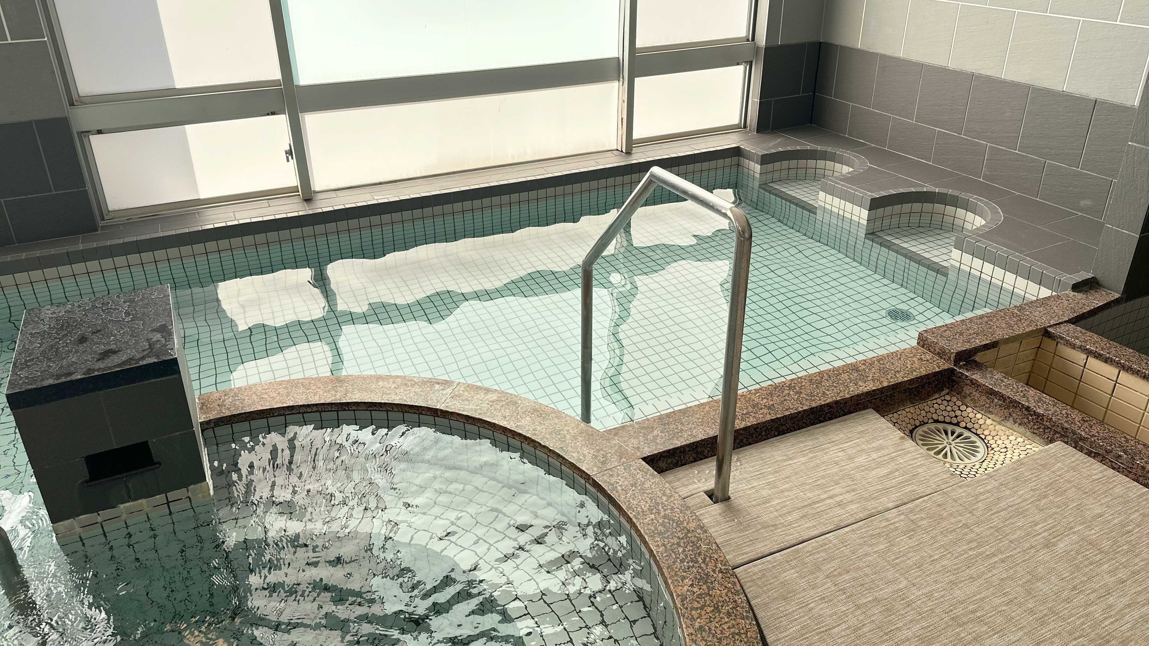 ＜温泉浴場＞pH8.4の弱アルカリ性・無色透明のまろやかな&ldquo;美肌の湯&rdquo;