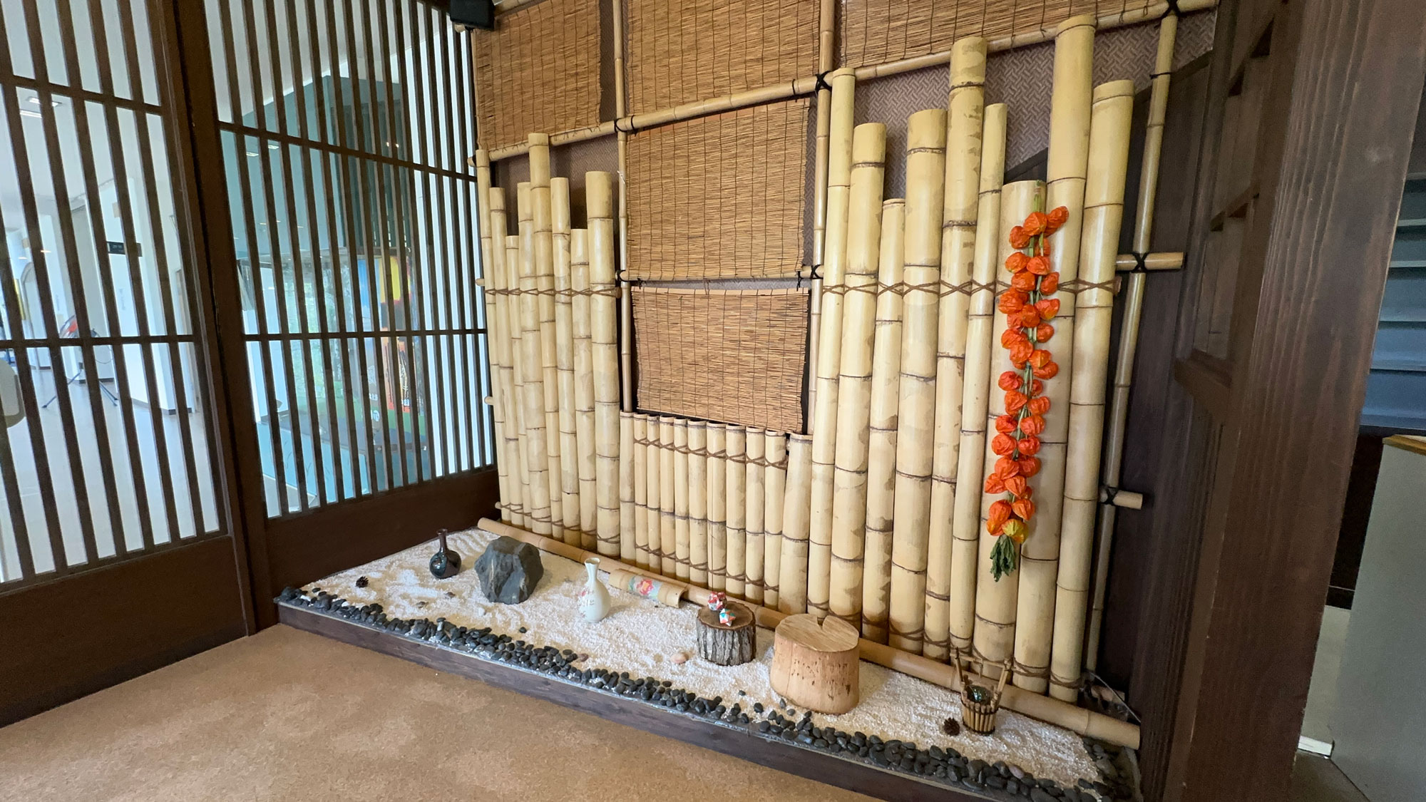 1階レストラン「菜寮 月乃砂」にてごゆっくりとお寛ぎください。