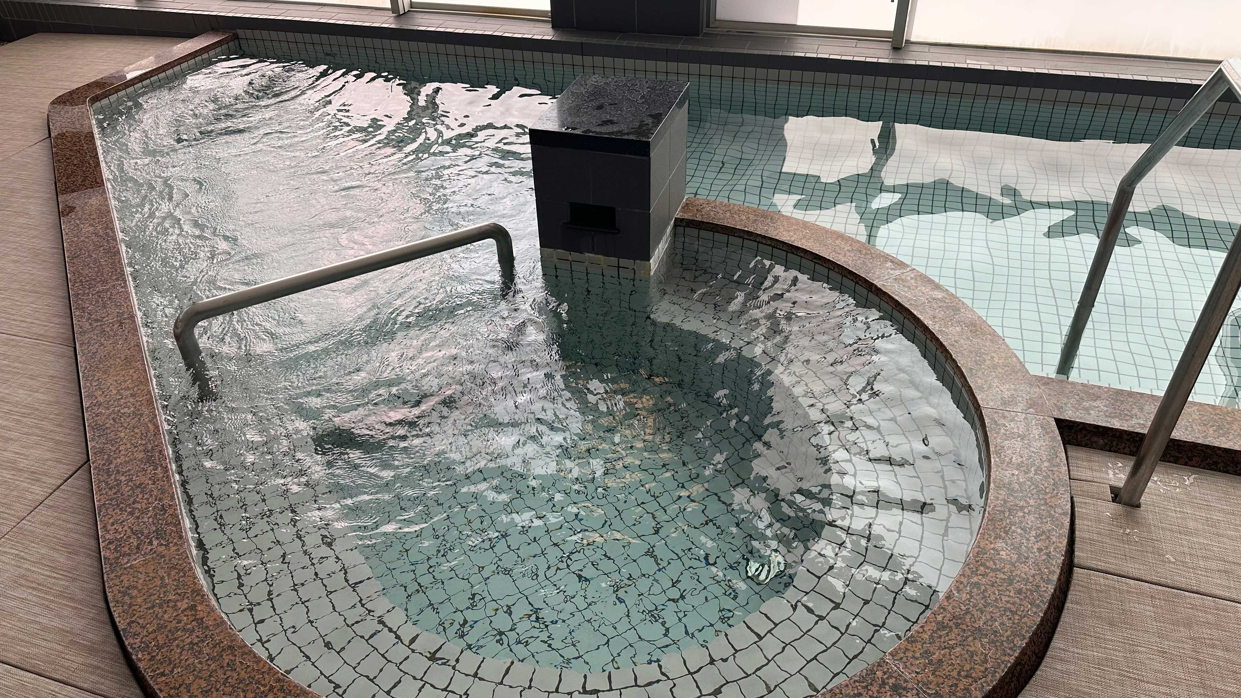 ＜温泉浴場＞pH8.4の弱アルカリ性・無色透明のまろやかな&ldquo;美肌の湯&rdquo;