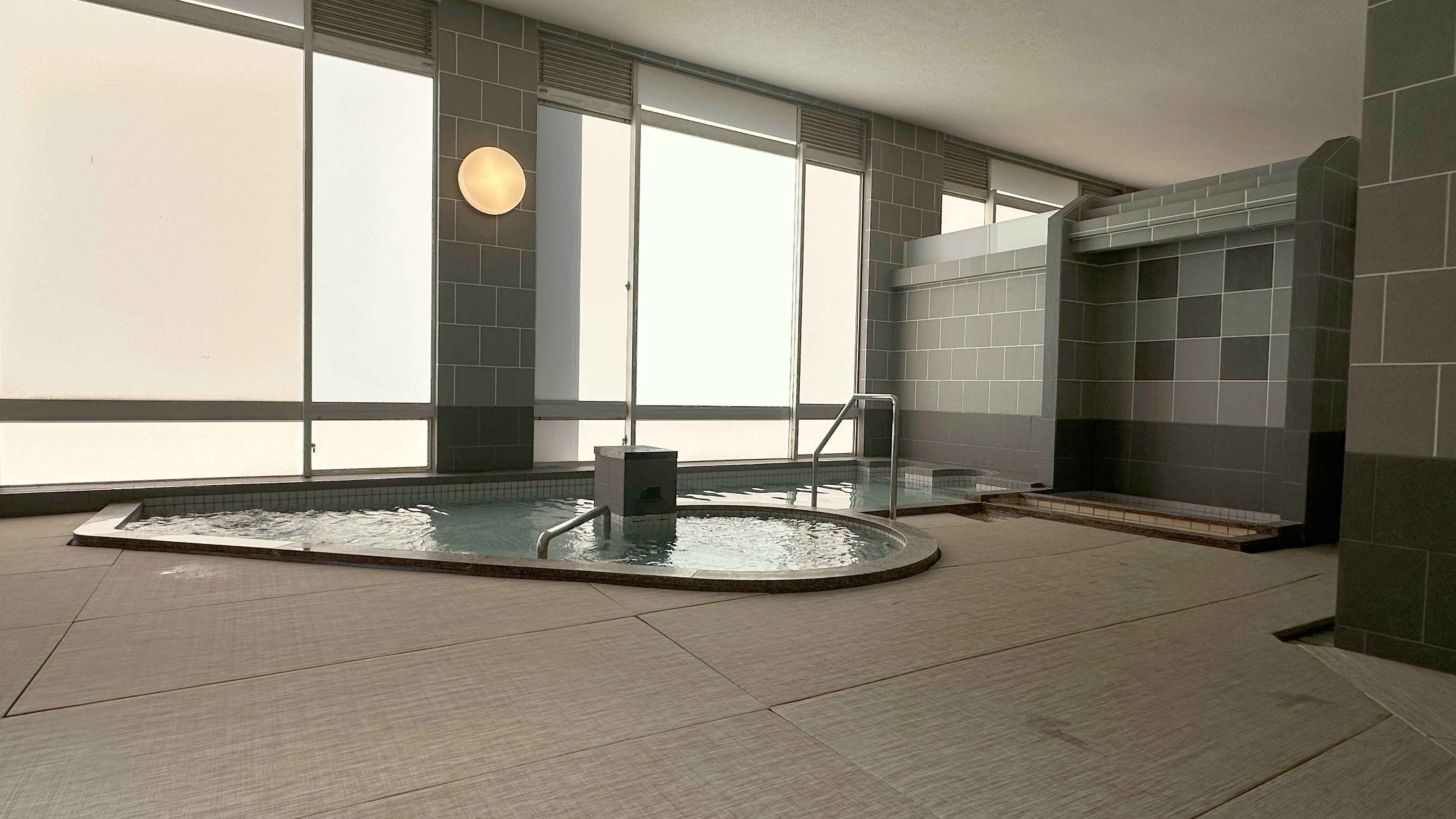 ＜温泉浴場＞やさしい畳の質感に包まれる、新しい吹上砂丘荘のお風呂。