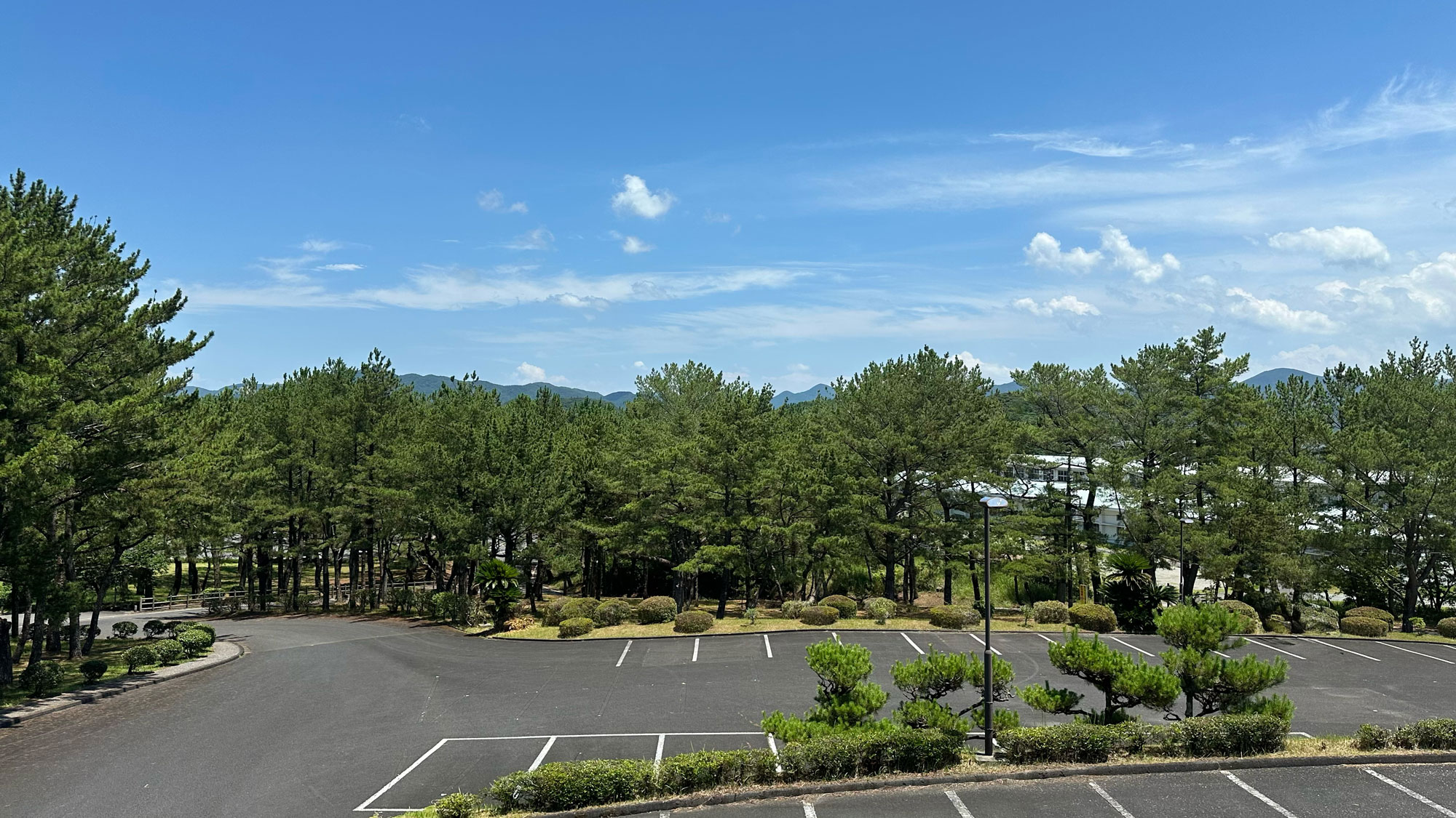屋外駐車場で屋根はありません。大型車両も駐車できるスペースございます。