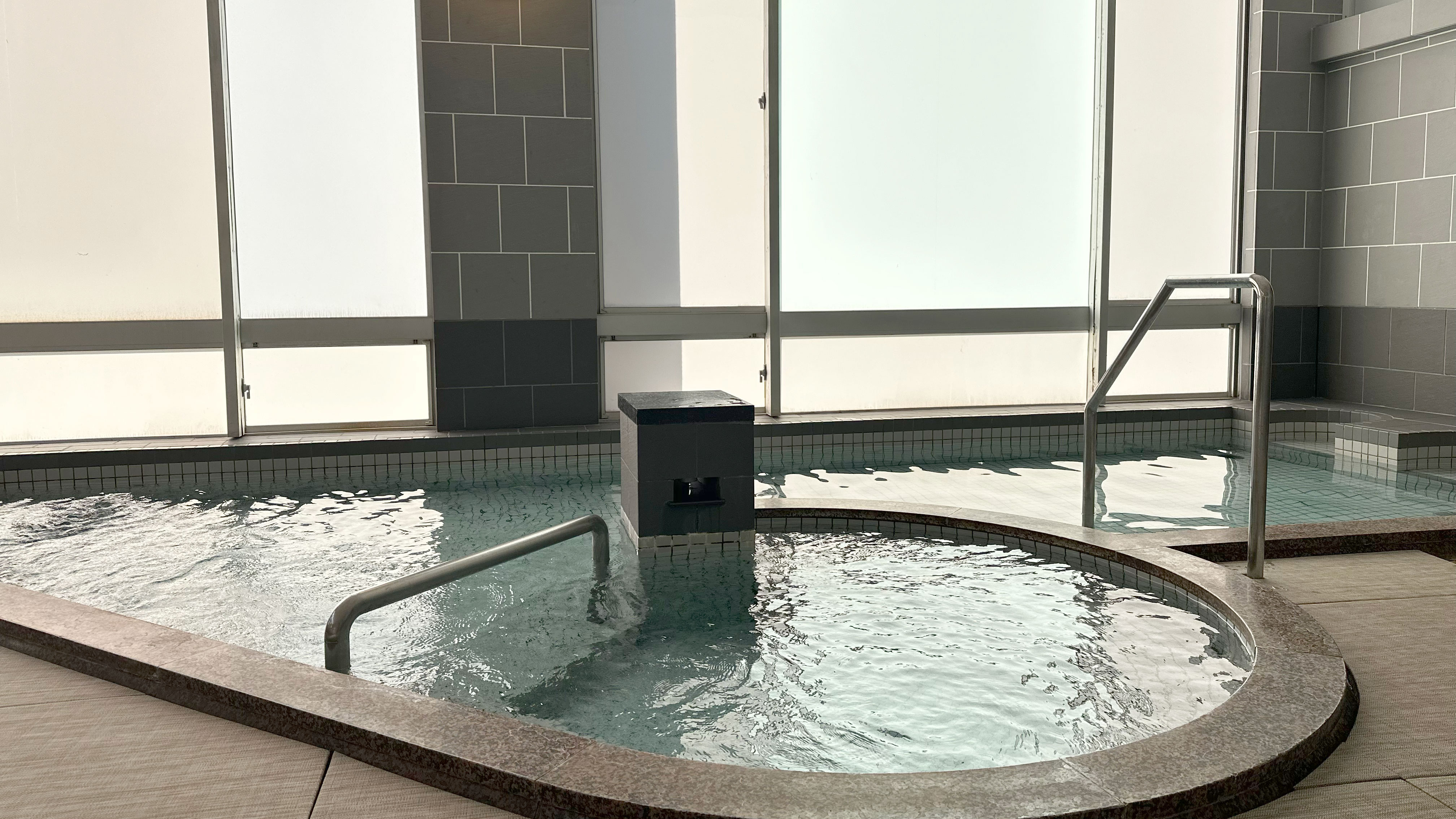 ＜温泉浴場＞pH8.4の弱アルカリ性・無色透明のまろやかな&ldquo;美肌の湯&rdquo;