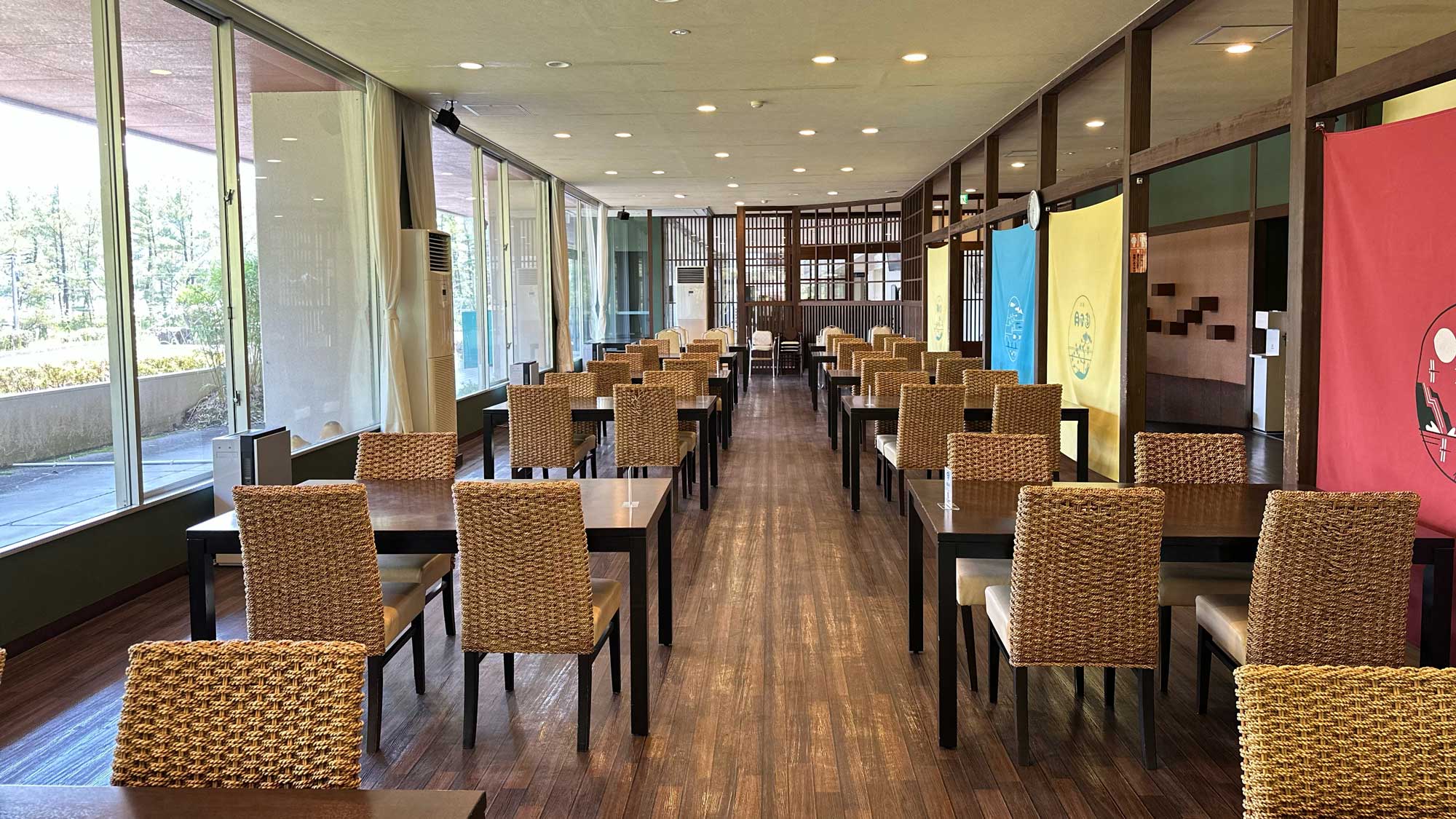 1階レストラン「菜寮 月乃砂」にてごゆっくりとお寛ぎください。