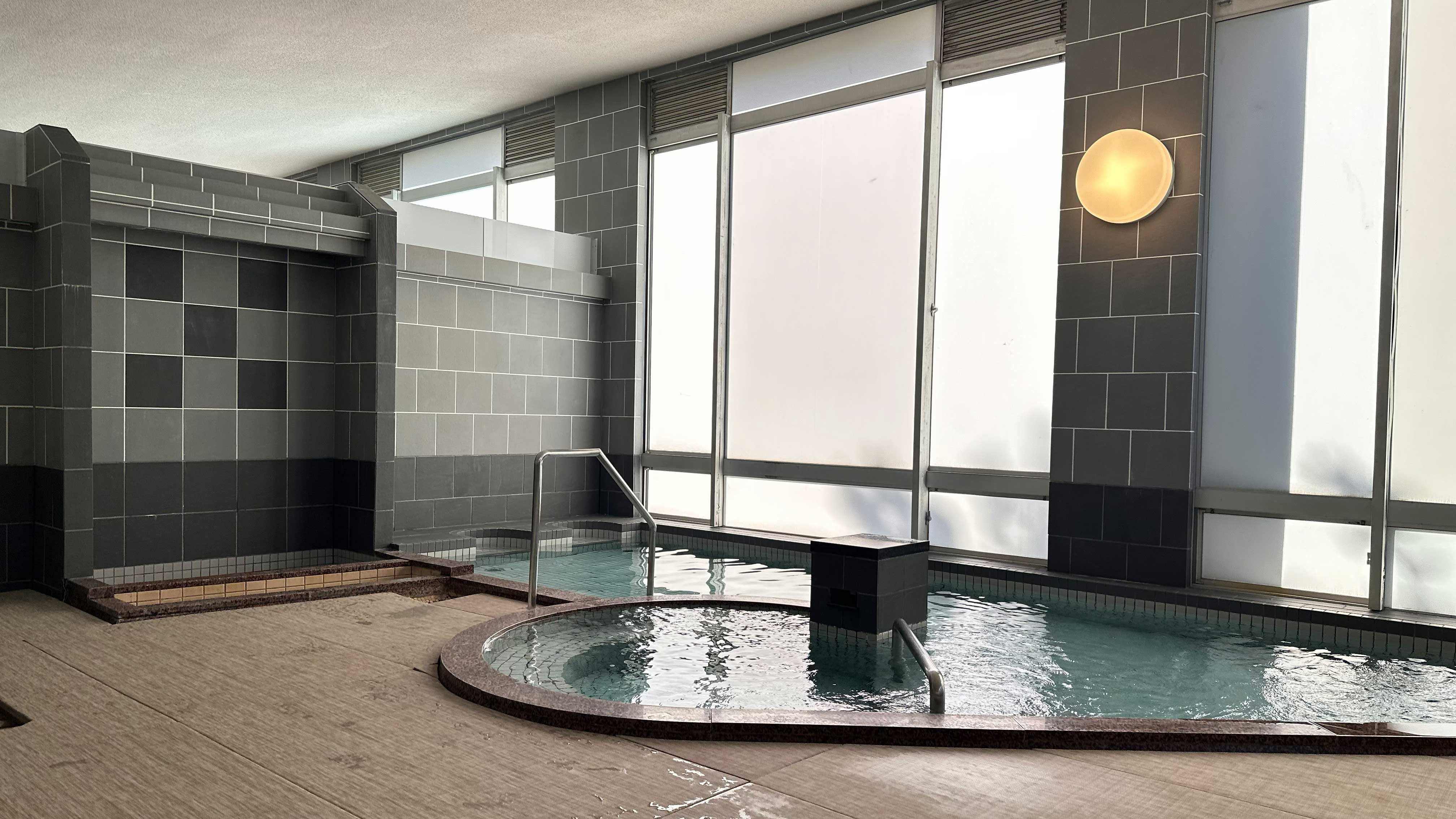 ＜温泉浴場＞やさしい畳の質感に包まれる、新しい吹上砂丘荘のお風呂。