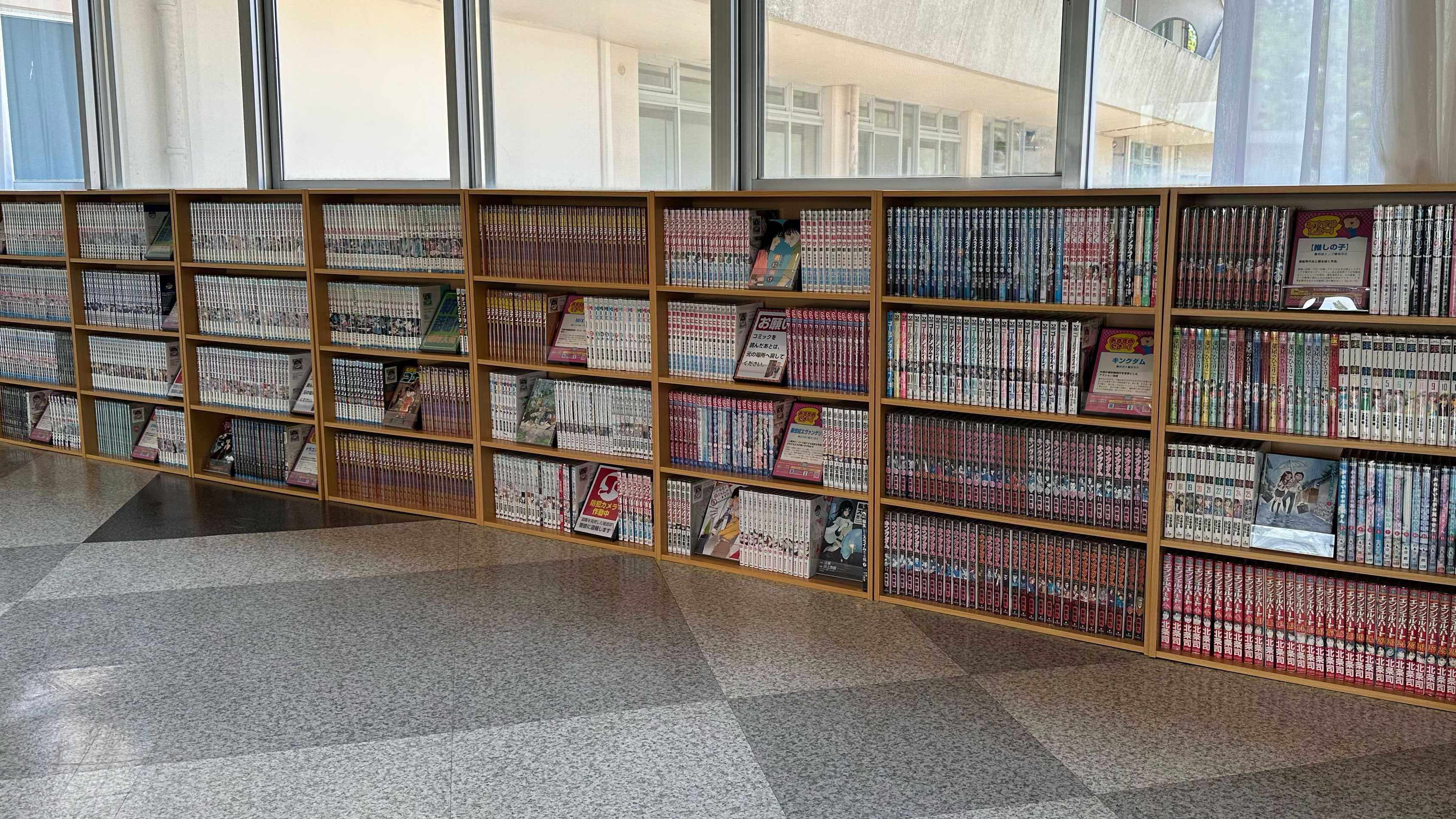 共有の休憩スペースになります。1000冊の『まんが』がご宿泊のお客様は無料読み放題。