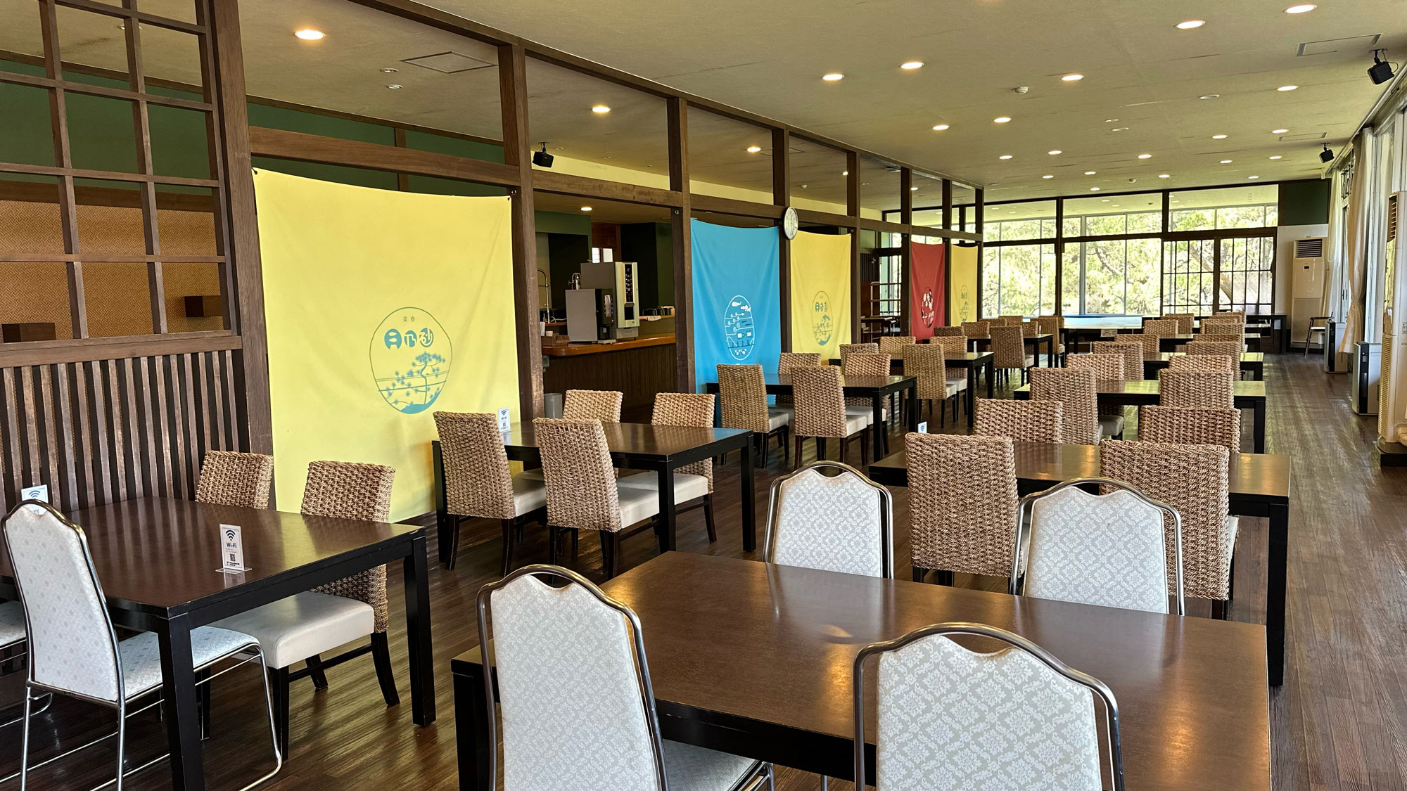 1階レストラン「菜寮 月乃砂」にてごゆっくりとお寛ぎください。