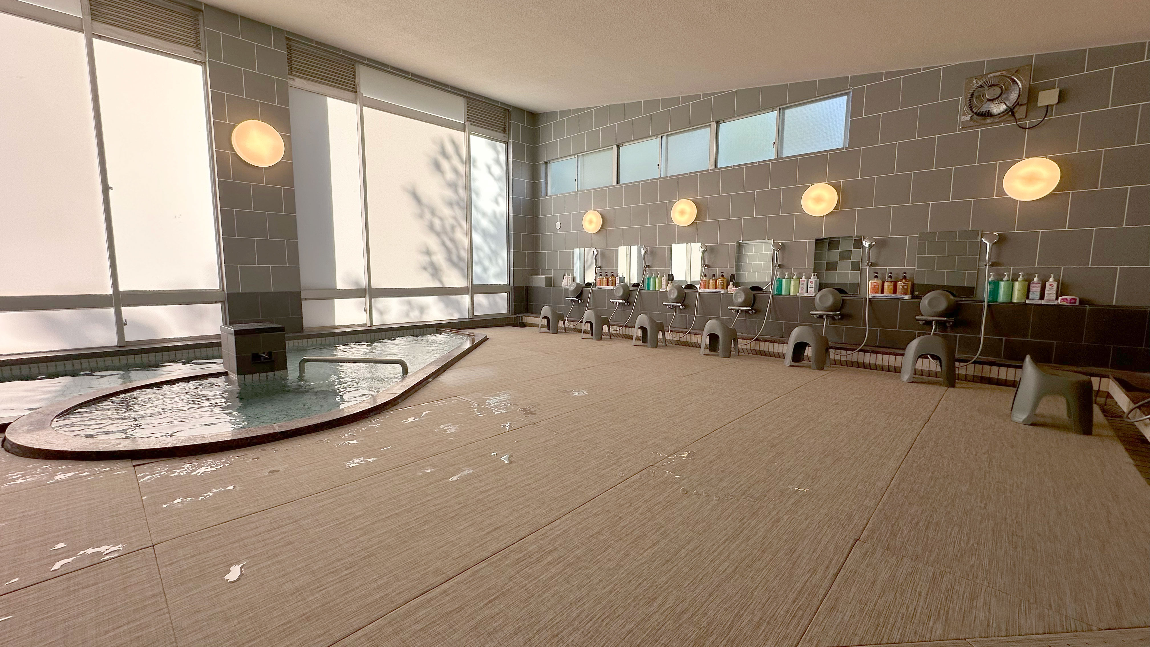 ＜温泉浴場＞やさしい畳の質感に包まれる、新しい吹上砂丘荘のお風呂。