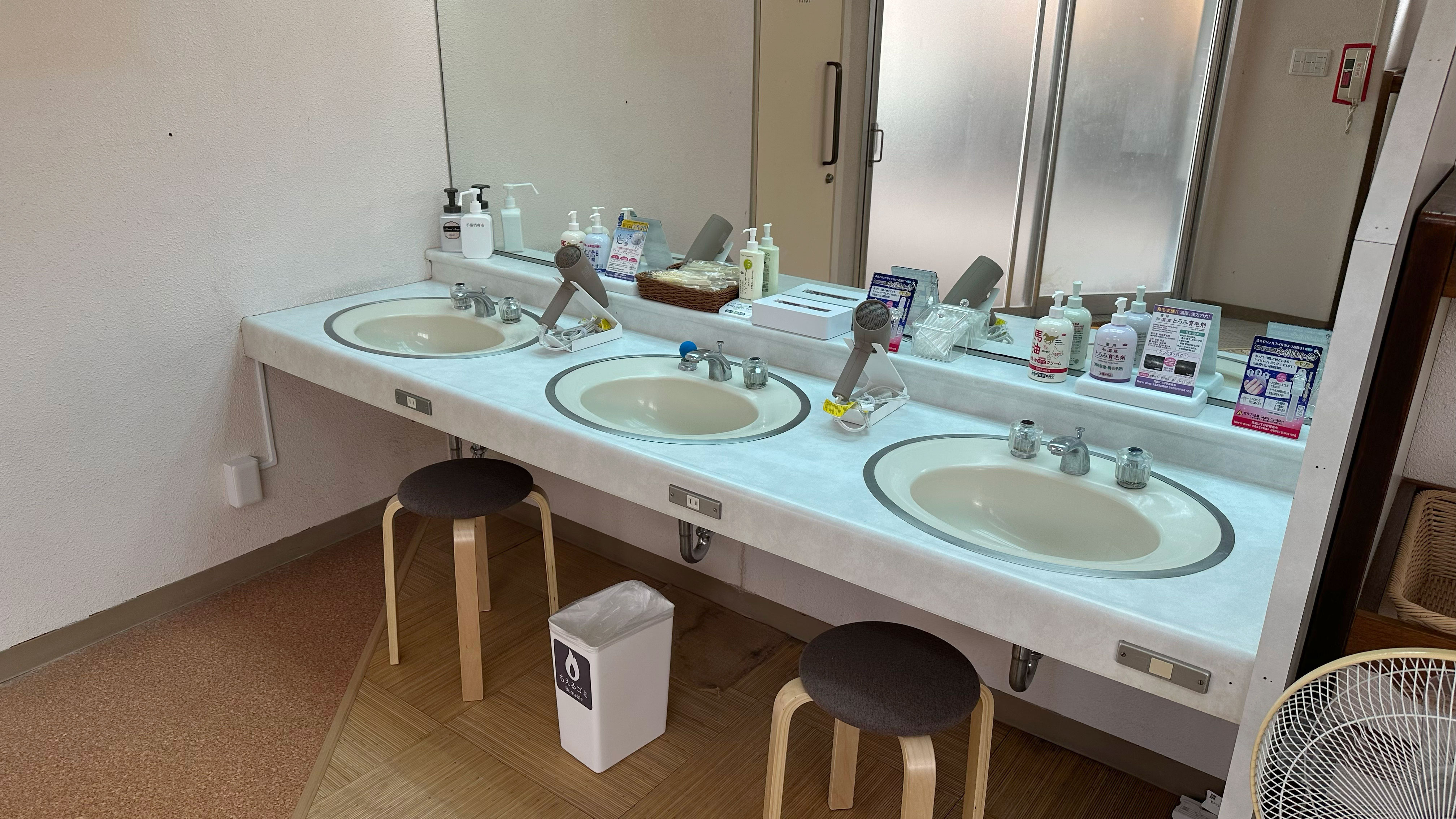 ＜温泉浴場＞脱衣スペース