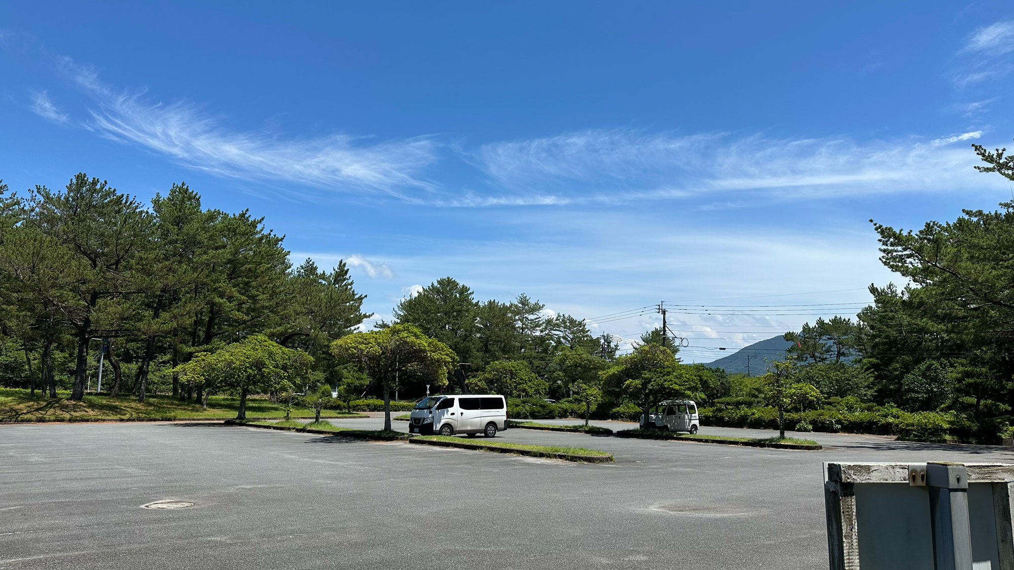 屋外駐車場で屋根はありません。大型車両も駐車できるスペースございます。