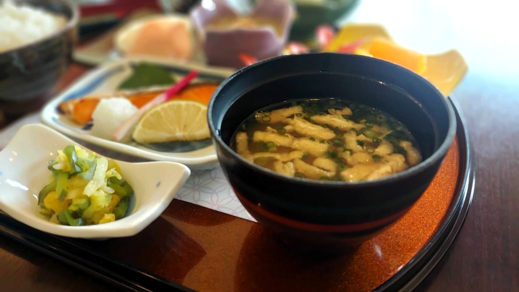 朝の定番メニューを中心とした和朝食(一例)