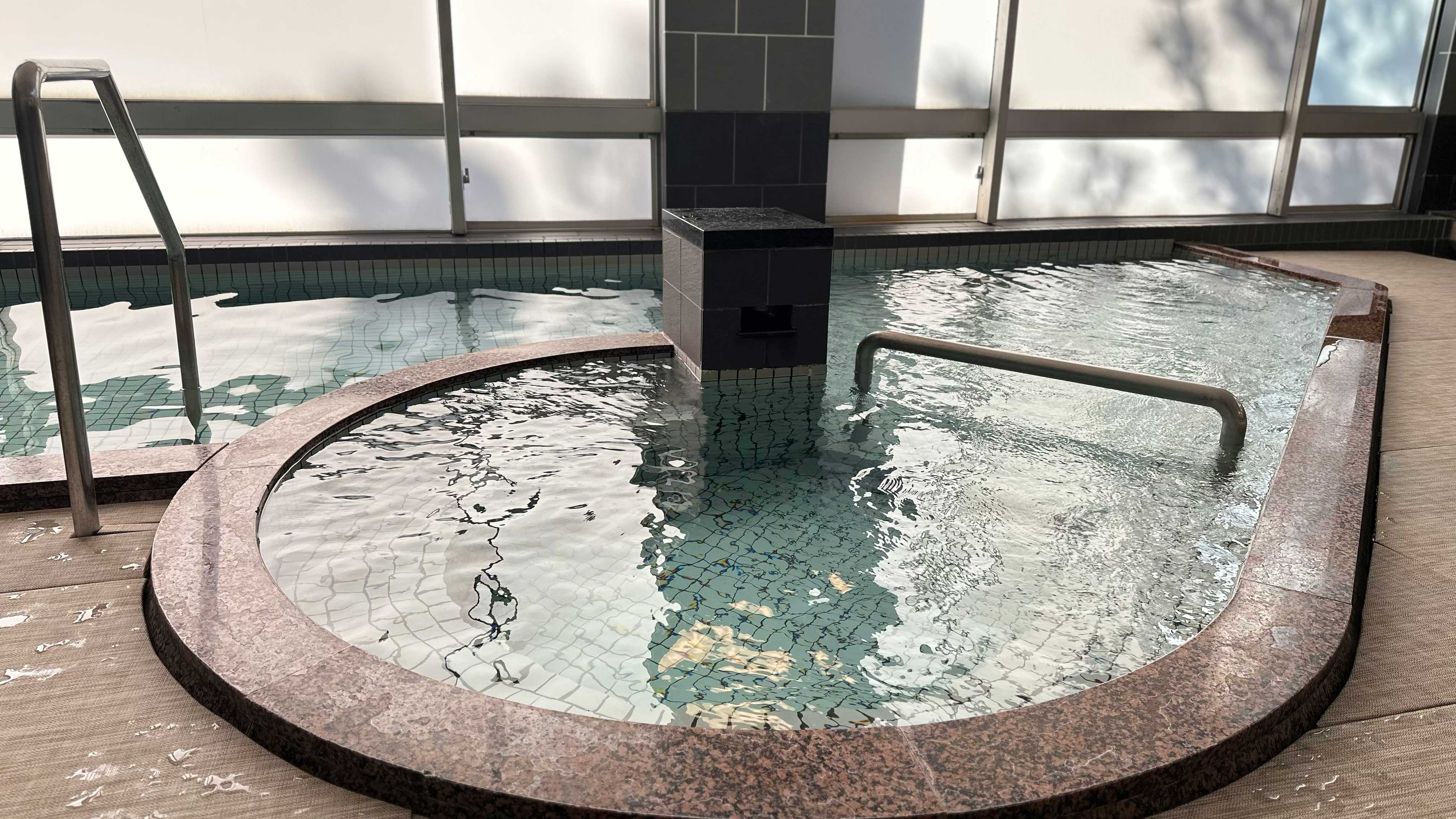 ＜温泉浴場＞pH8.4の弱アルカリ性・無色透明のまろやかな&ldquo;美肌の湯&rdquo;