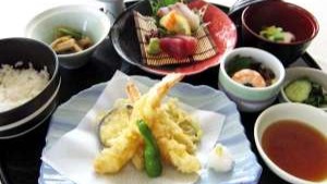 天刺膳／鮮度の良い旬の魚をお造りに。更に揚げたての天ぷらをご提供いたします(一例)