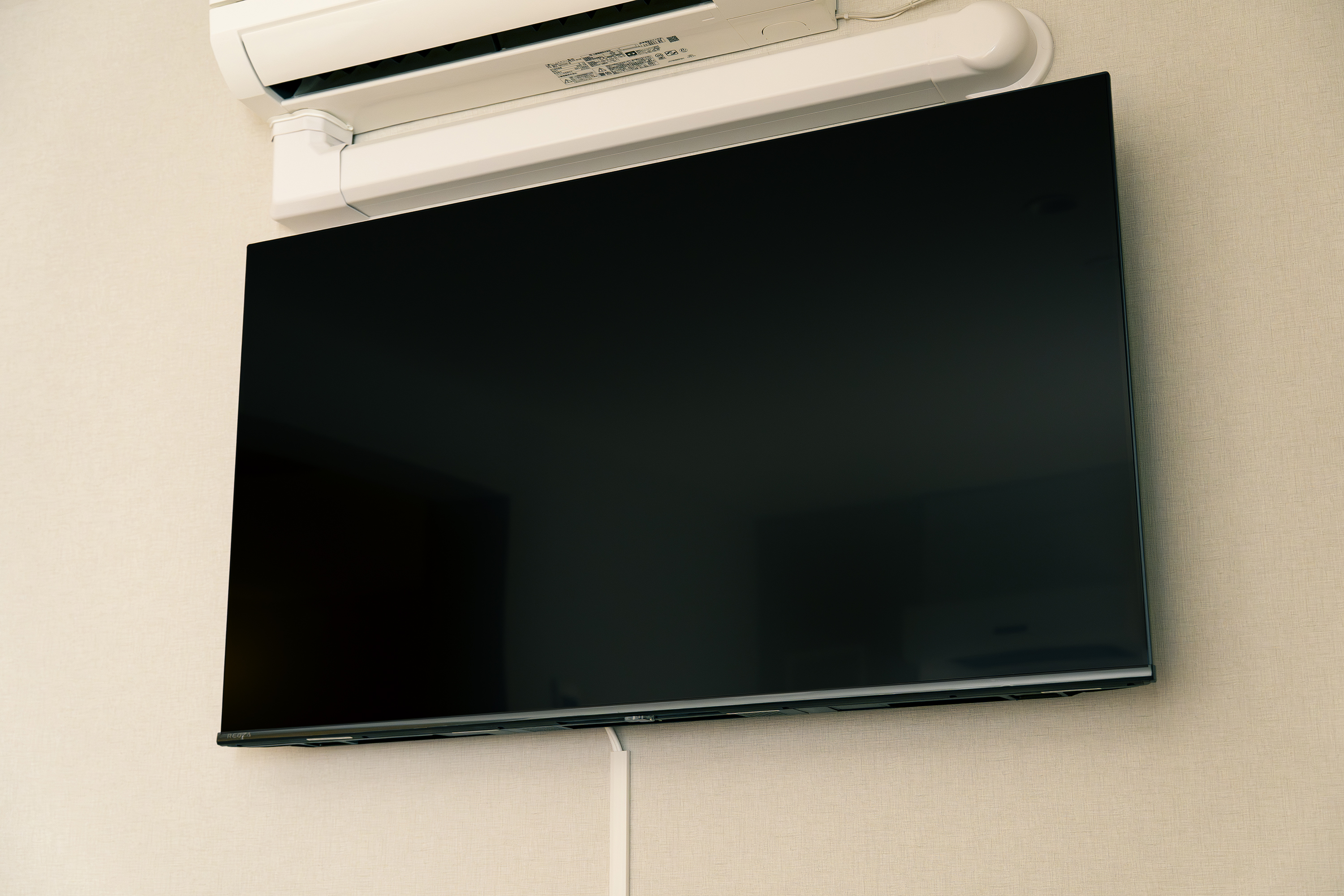 50インチの壁掛けTVはネットも接続されています