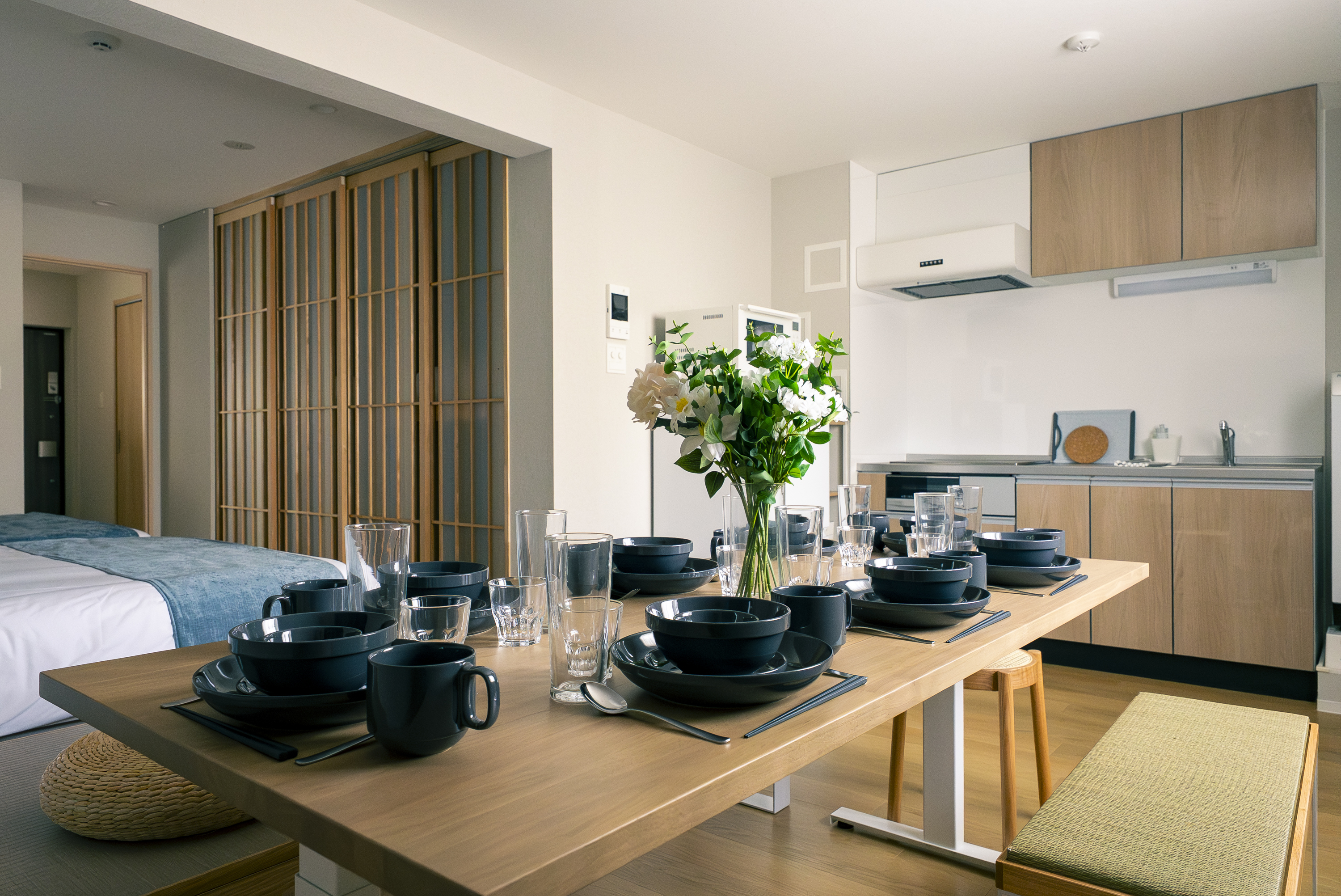 8名掛けの広いテーブルをご用意