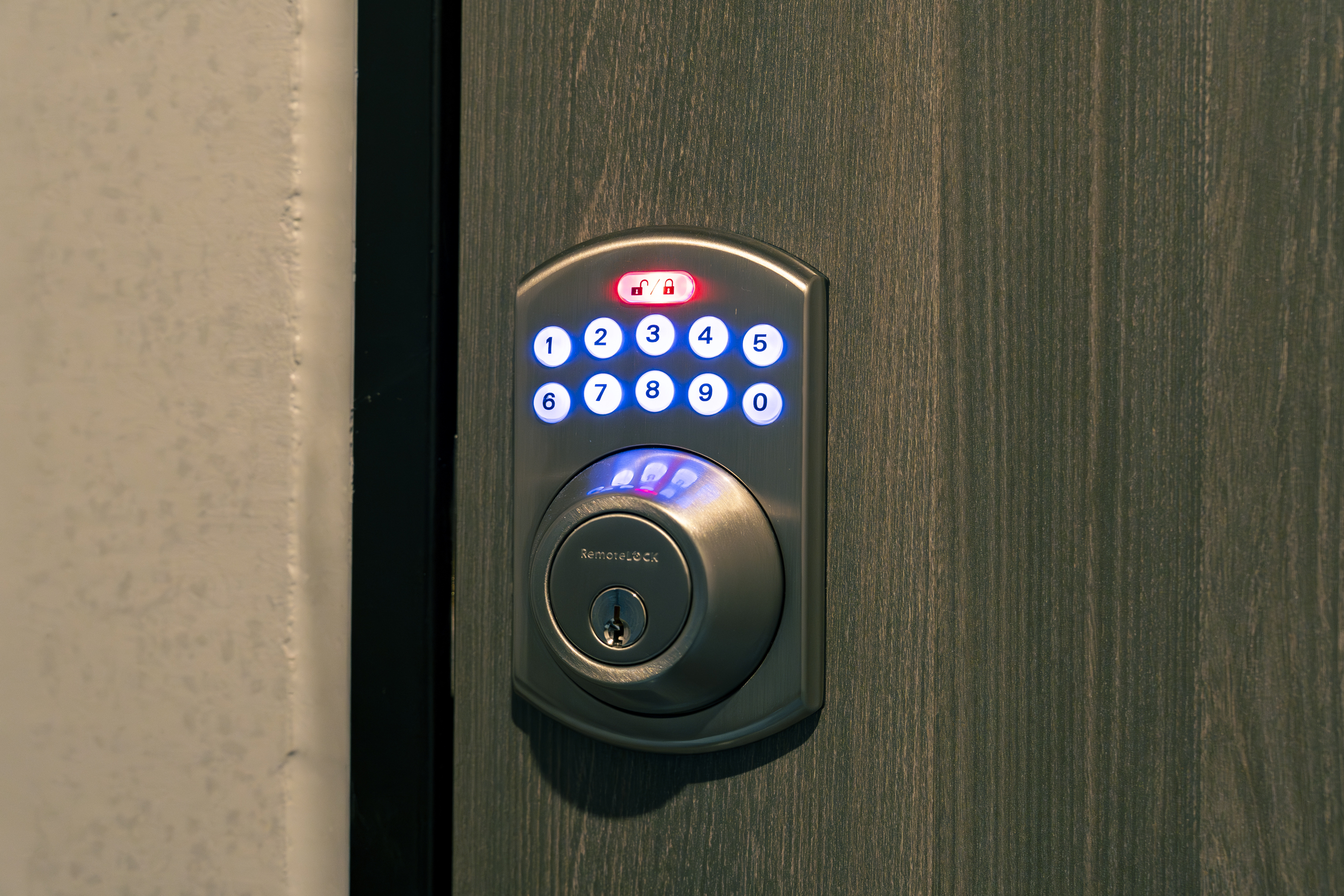 お部屋のドアはスマートキーを設置